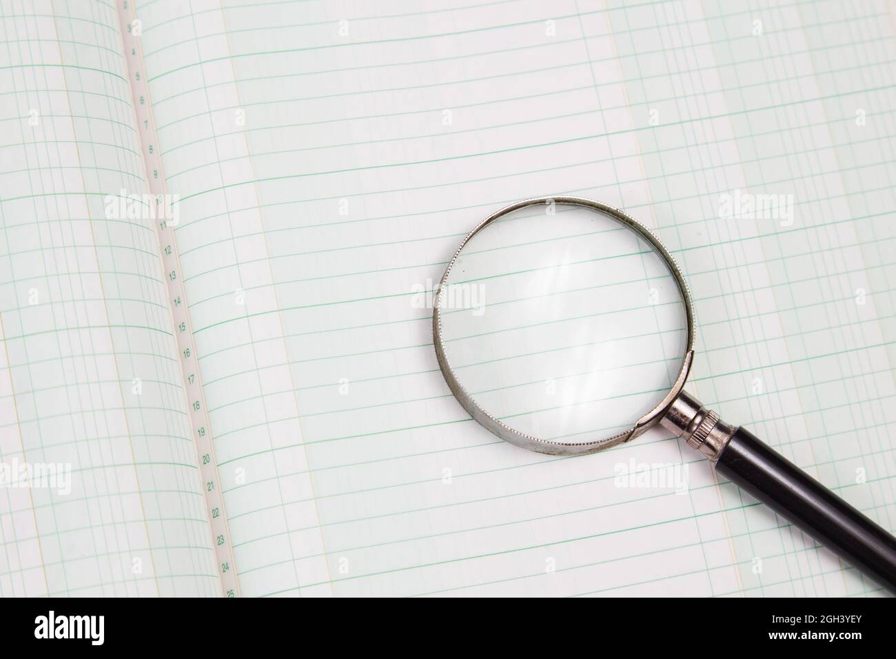 Loupe sur un livre de compte vierge Banque D'Images