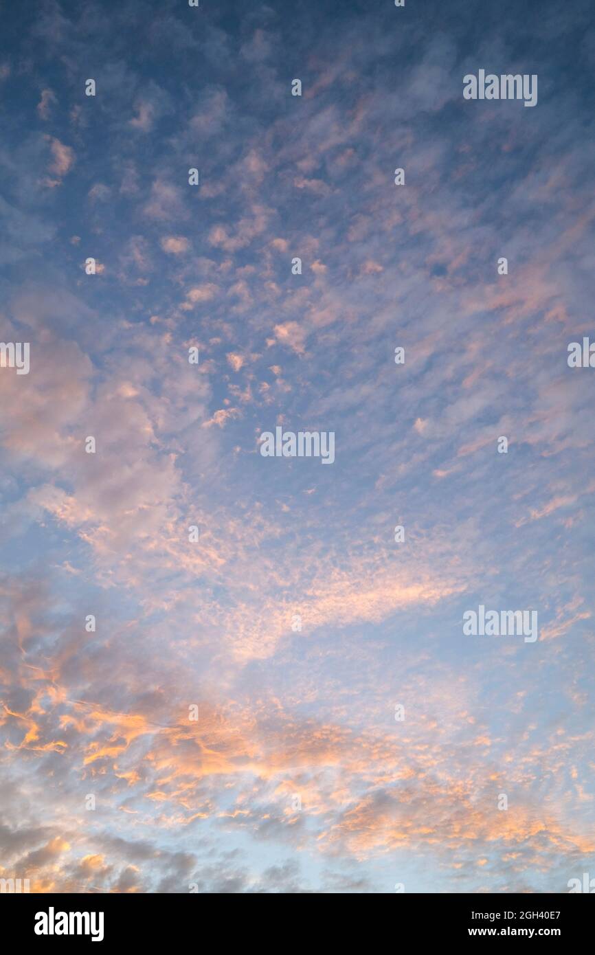 Des nuages colorés au coucher du soleil dans le ciel Banque D'Images