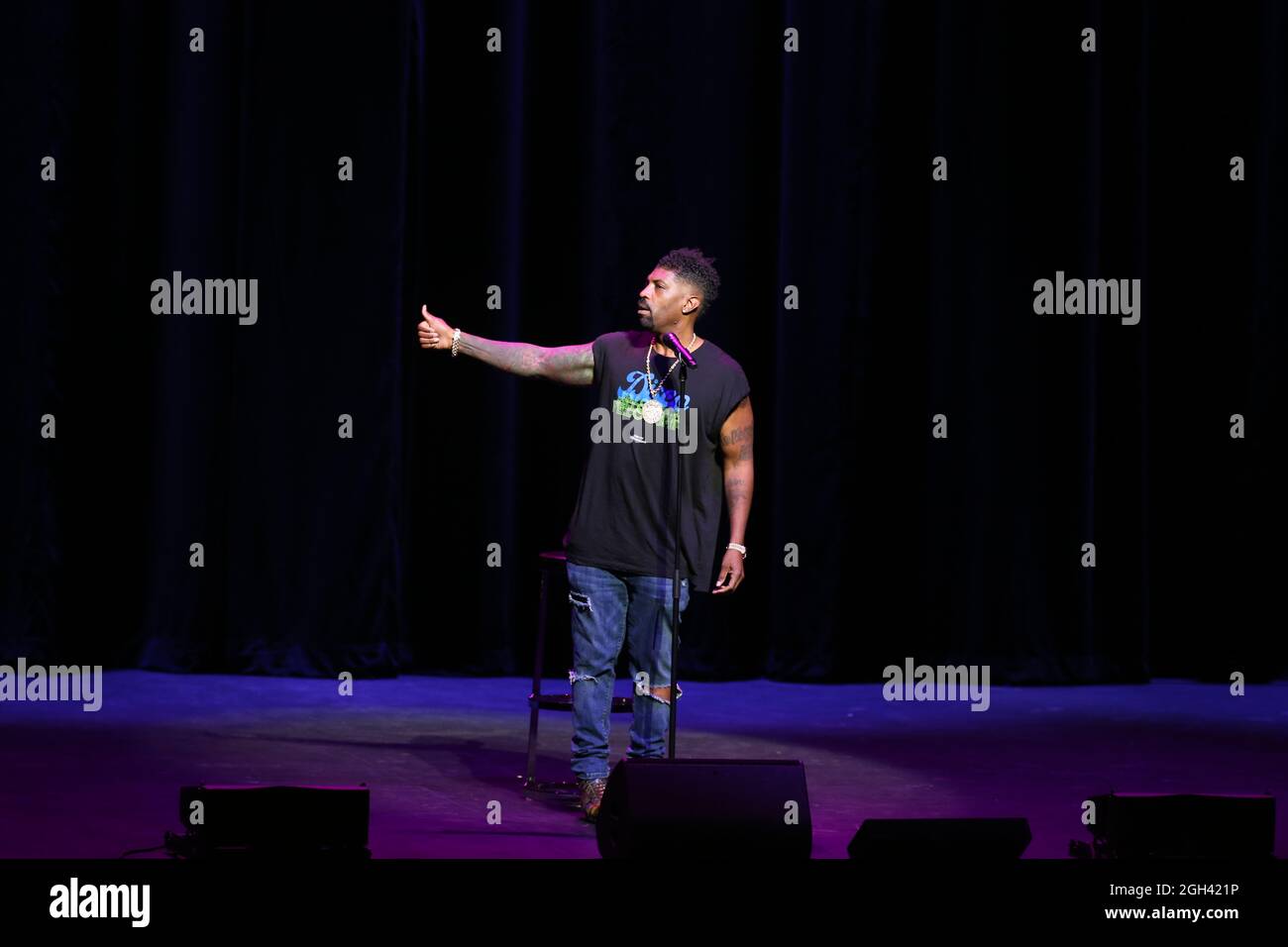 Deon Cole, hôte du spectacle, sur scène pour le Hollywood Black Comedy Festival, vue sur le théâtre Youtube au SOFI Stadium le vendredi 3 septembre 2021, à Inglew Banque D'Images