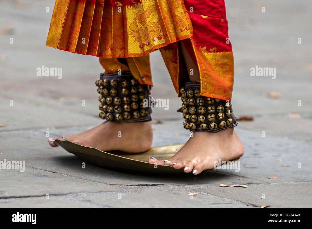 Kuchipudi danseuse se équilibrant sur le bord d'une plaque de laiton à Preston, Royaume-Uni. 04e septembre 2021. Le Festival indien de Mela reporté a finalement lieu dans le centre-ville. Spectacle coloré et célébration des arts asiatiques, de la culture, de la musique du patrimoine et de la danse contemporaine dans l'espace central du marché du drapeau, sous la surveillance de centaines de Predoniens. Banque D'Images