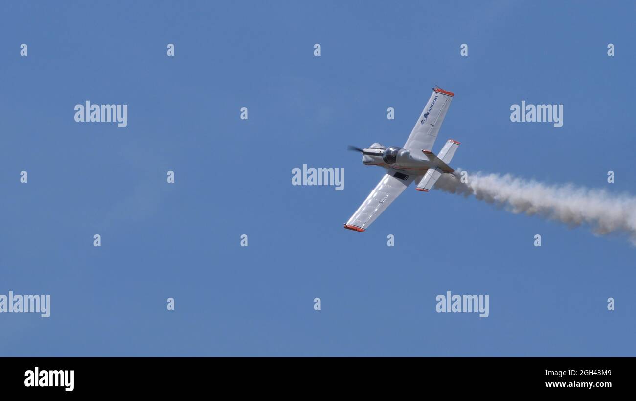 Ferrara Italie JUIN, 27, 2021 Home construit avion léger en vol avec fumée blanche. Corby CJ-1 Starlet monoplace, avion de construction amateur des années 1960 Banque D'Images