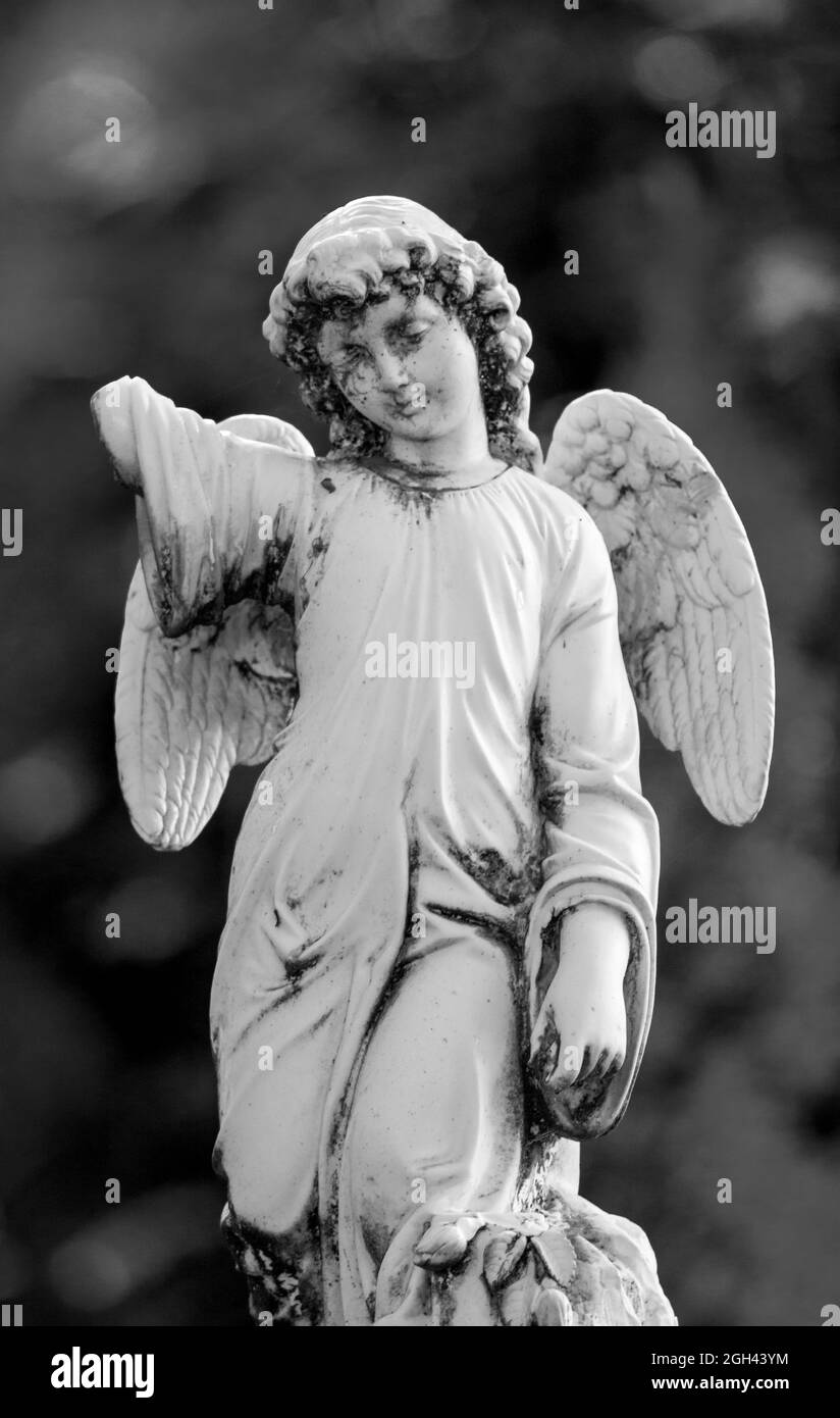 Petit ange blanc antique cassé en porcelaine. Figurine céramique sans main droite. Banque D'Images