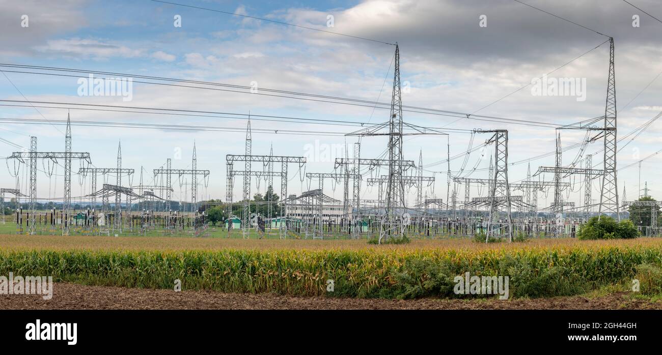 Sous-station de transformateur électrique haute tension. Centrale électrique. Ligne électrique. Banque D'Images