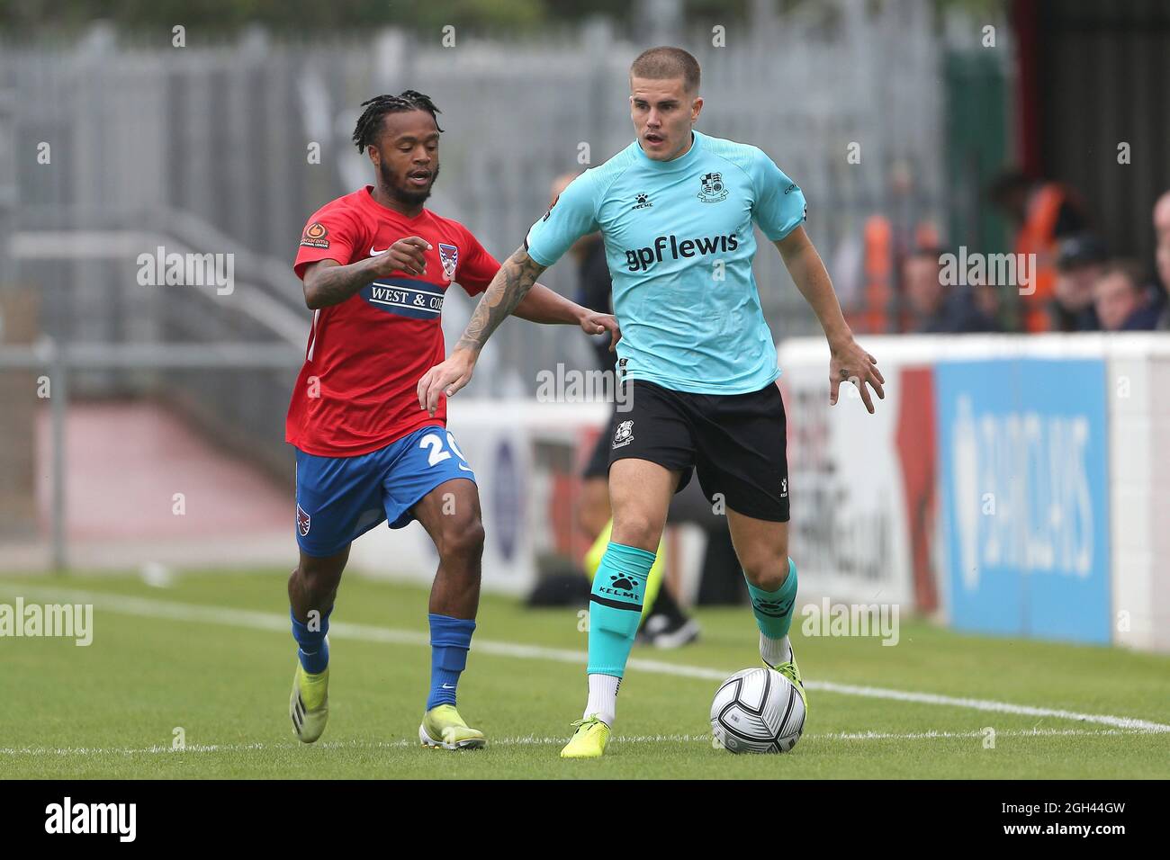 Mauro Vilhete de Dagenham et Redbridge et Charlie Cooper de Wealdstone pendant Dagenham & Redbridge vs Wealdstone , Vanarama National League football Banque D'Images