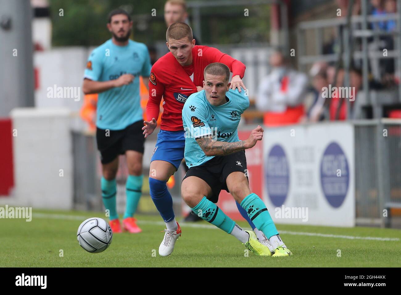 Charlie Cooper de Wealdstone et Sam Ling de Dagenham et Redbridge pendant Dagenham & Redbridge vs Wealdstone , Vanarama National League football at t. Banque D'Images