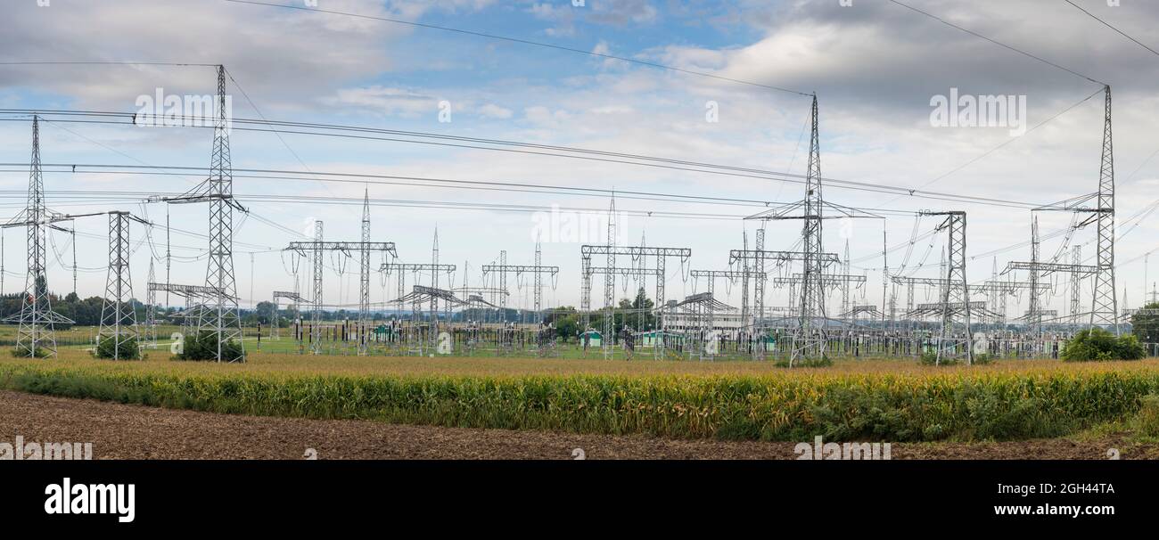 Sous-station de transformateur électrique haute tension. Centrale électrique. Ligne électrique. Banque D'Images