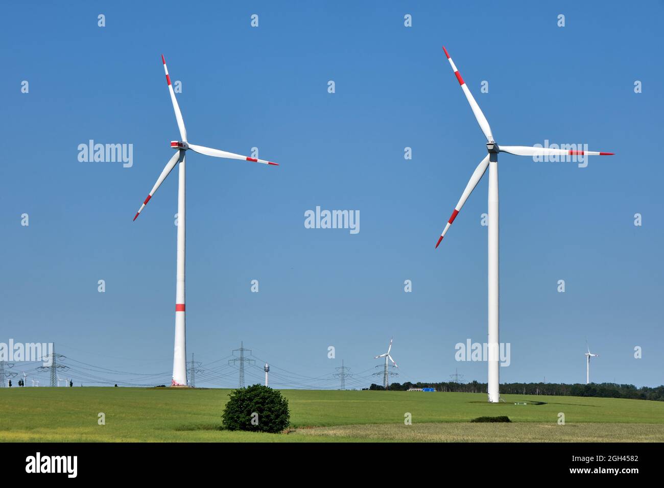 Des éoliennes modernes par temps ensoleillé en Allemagne Banque D'Images