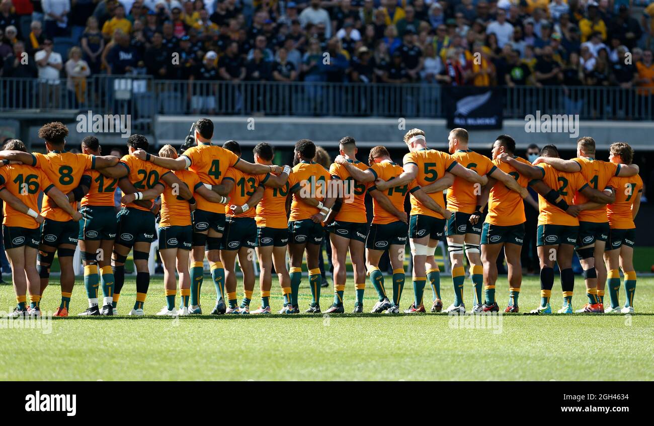 Perth, Australie. 5 septembre 2021 ; Optus Stadium, Perth, Australie : coupe Bledisloe internationale de rugby à XV, Australie contre Nouvelle-Zélande ; les joueurs australiens se sont mis en ligne pour le National Anthem Credit: Action plus Sports Images/Alay Live News Banque D'Images