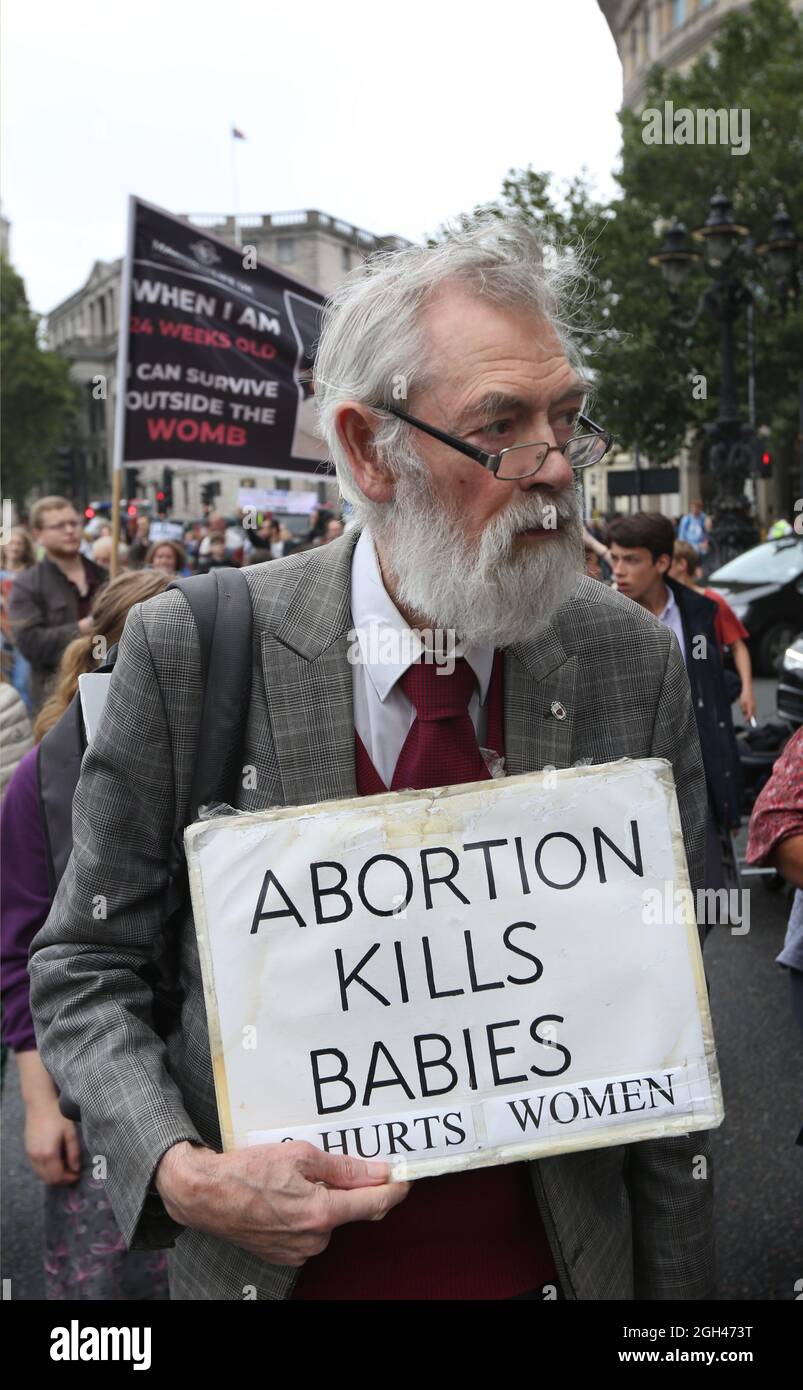 Londres, Royaume-Uni. 04e septembre 2021. Un manifestant tient un écriteau alors que des milliers de partisans pro-vie se réunissent pour la marche annuelle pour la vie au Royaume-Uni. Ils appellent à la fin de l'avortement car ils croient que la vie commence à la conception. La marche fait suite à une interdiction de l'avortement pour la plupart des femmes au Texas, aux États-Unis, au début du mois de septembre. (Photo de Martin Pope/SOPA Images/Sipa USA) crédit: SIPA USA/Alay Live News Banque D'Images