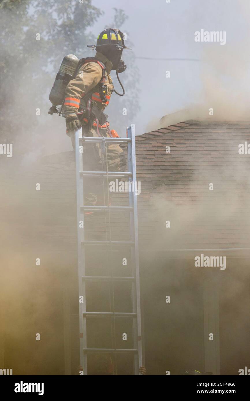 Reno, États-Unis. 04e septembre 2021. Un pompier marche sur le toit d'une maison en feu.les pompiers ont travaillé pour mettre et grenier le feu dans une seule maison familiale. La cause est toujours en cours d'investigation. Crédit : SOPA Images Limited/Alamy Live News Banque D'Images