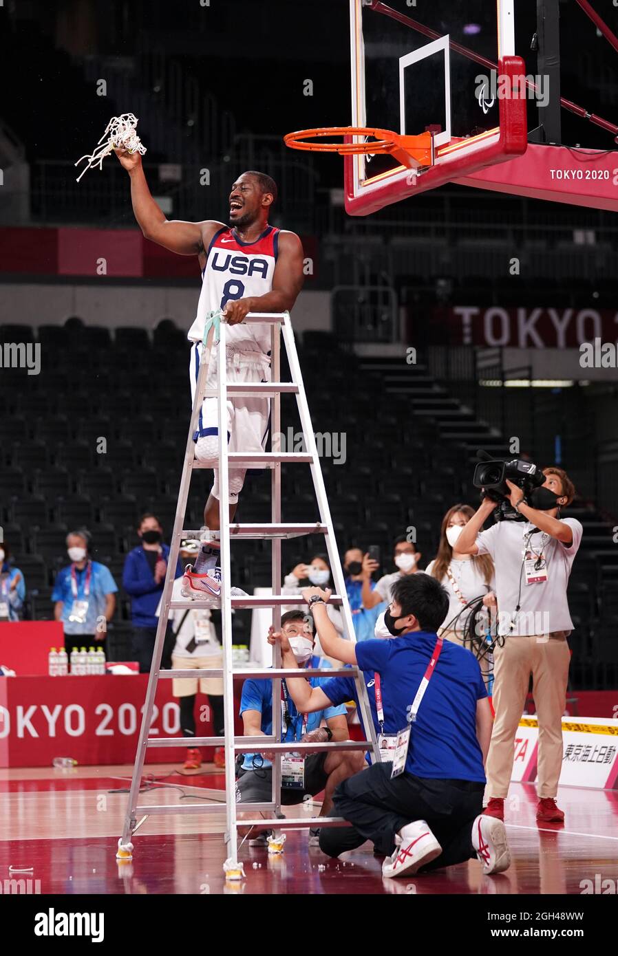 Brian Bell, des États-Unis, retreive le net après avoir remporté la médaille d'or du basketball masculin à l'Ariake Arena au cours du 12 e jour des Jeux paralympiques de Tokyo de 2020 au Japon. Date de la photo: Dimanche 5 septembre 2021. Banque D'Images