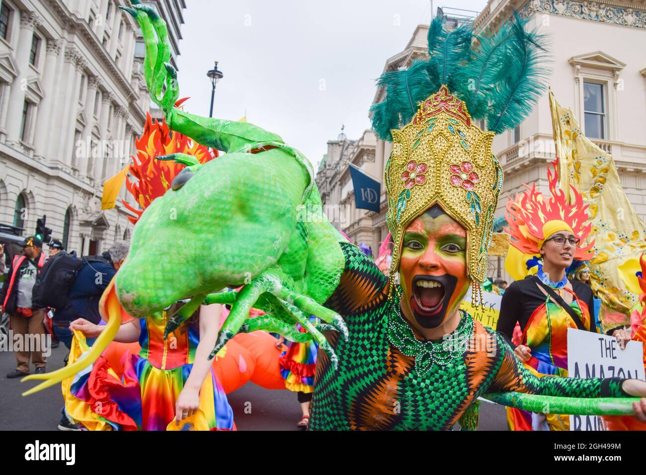 Londres, Royaume-Uni. 04e septembre 2021. Un manifestant en costume coloré se produit avec un lézard en mousse lors de la manifestation à Pall Mall.extinction les manifestants de la rébellion ont organisé la Marche pour la nature le dernier jour de leur campagne de deux semaines pour l'impossible rébellion, appelant le gouvernement britannique à agir de manière significative sur la crise climatique et écologique. (Photo de Vuk Valcic/SOPA Images/Sipa USA) crédit: SIPA USA/Alay Live News Banque D'Images
