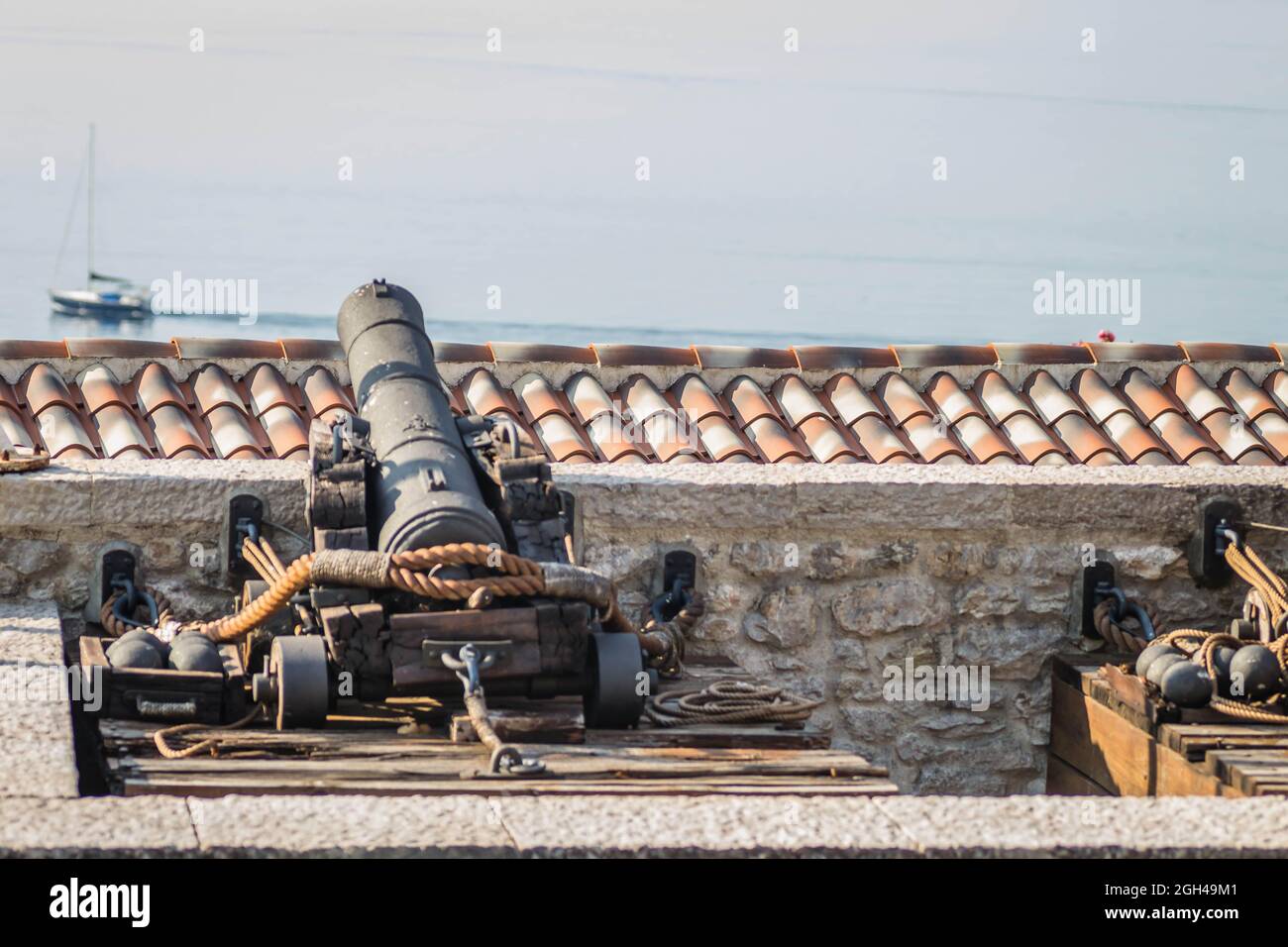 Vieux canons coulés sur les murs de la vieille ville de Herceg Novi. Banque D'Images