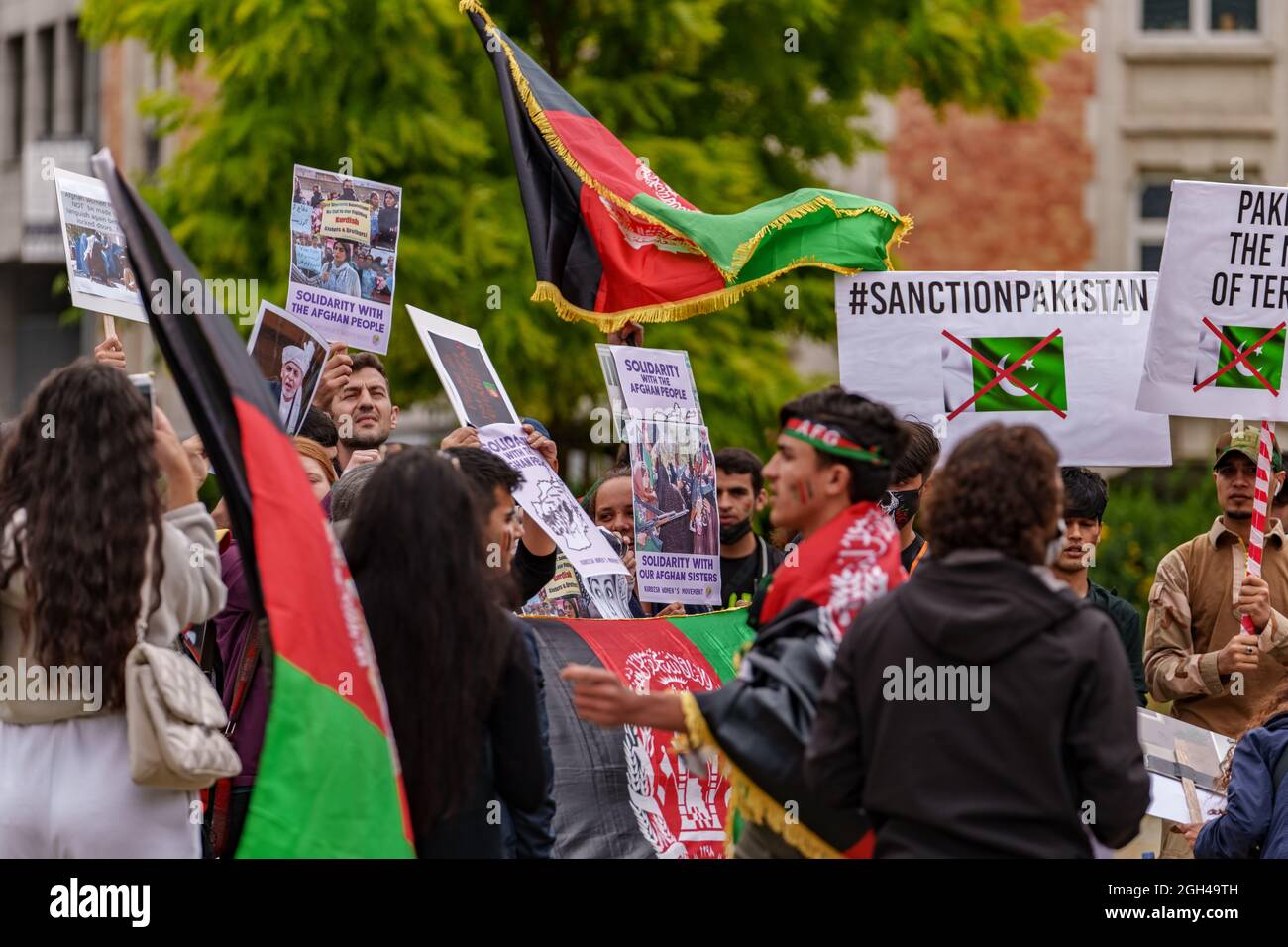 Bruxelles, Belgique - août 18. 2021. Quelques centaines de personnes se sont rassemblées au siège de la Commission européenne pour protester contre la situation actuelle en Afghanistan. Banque D'Images