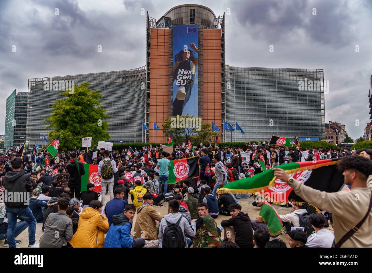 Bruxelles, Belgique - août 18. 2021. Quelques centaines de personnes se sont rassemblées au siège de la Commission européenne pour protester contre la situation actuelle en Afghanistan. Banque D'Images