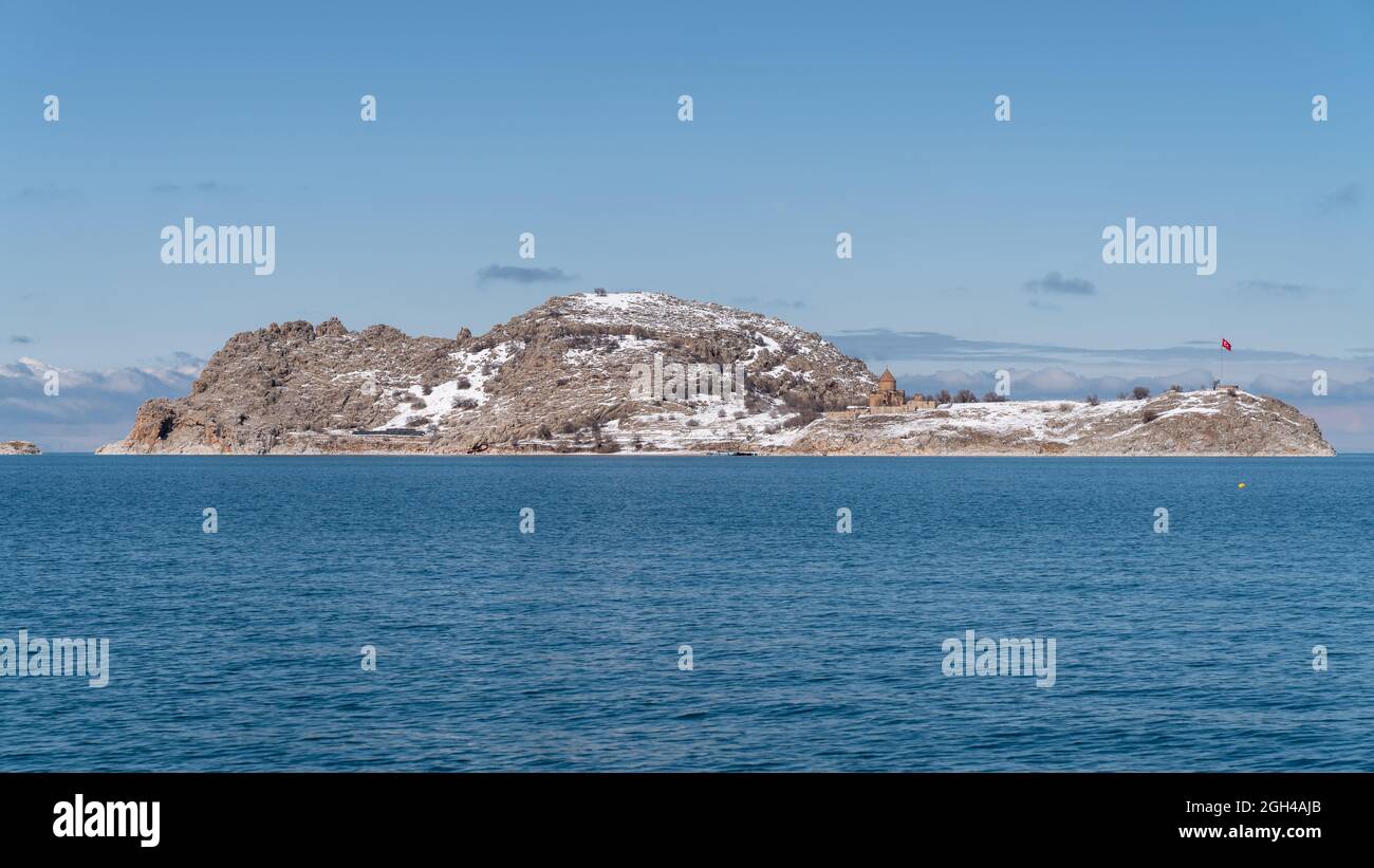 Île d'Akdamar, Van, Turquie - février 2020 : île d'Akdamar, célèbre pour l'église arménienne d'Akdamar, un lieu religieux important pour le peuple arménien Banque D'Images