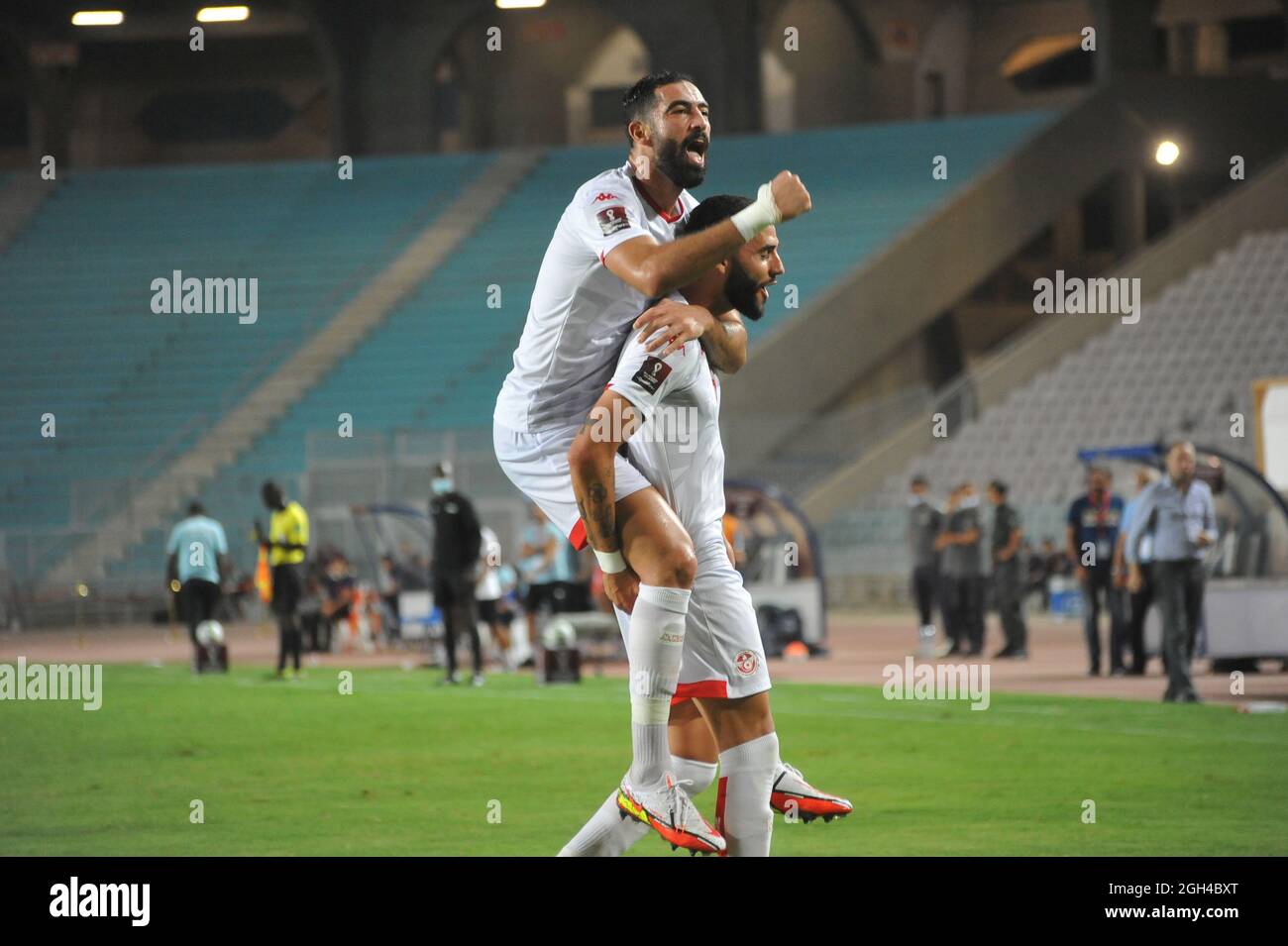 Non exclusif: TUNIS, TUNISIE - SEPTEMBRE 3: Yessine Meriah (04) et Dylan Bronn (06) de l'équipe tunisienne célébrant après le but lors d'un match de Banque D'Images