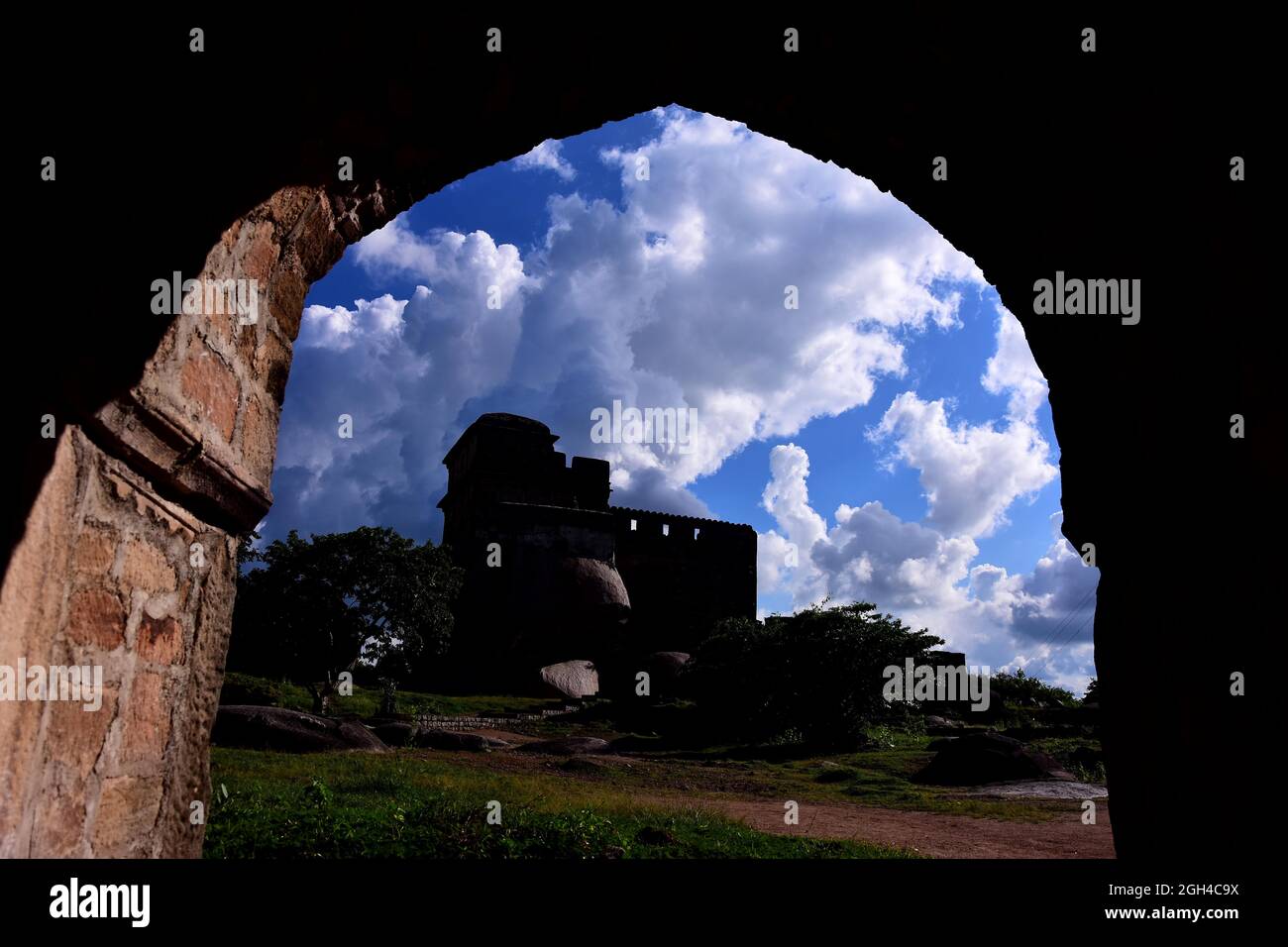 Vue sur le fort de Madan Mahal. Le célèbre pour le fort historique de Durgavati. Situé au sommet d'une colline dans la ville de Jabalpur est un petit fort des souverains Rajgond. Banque D'Images