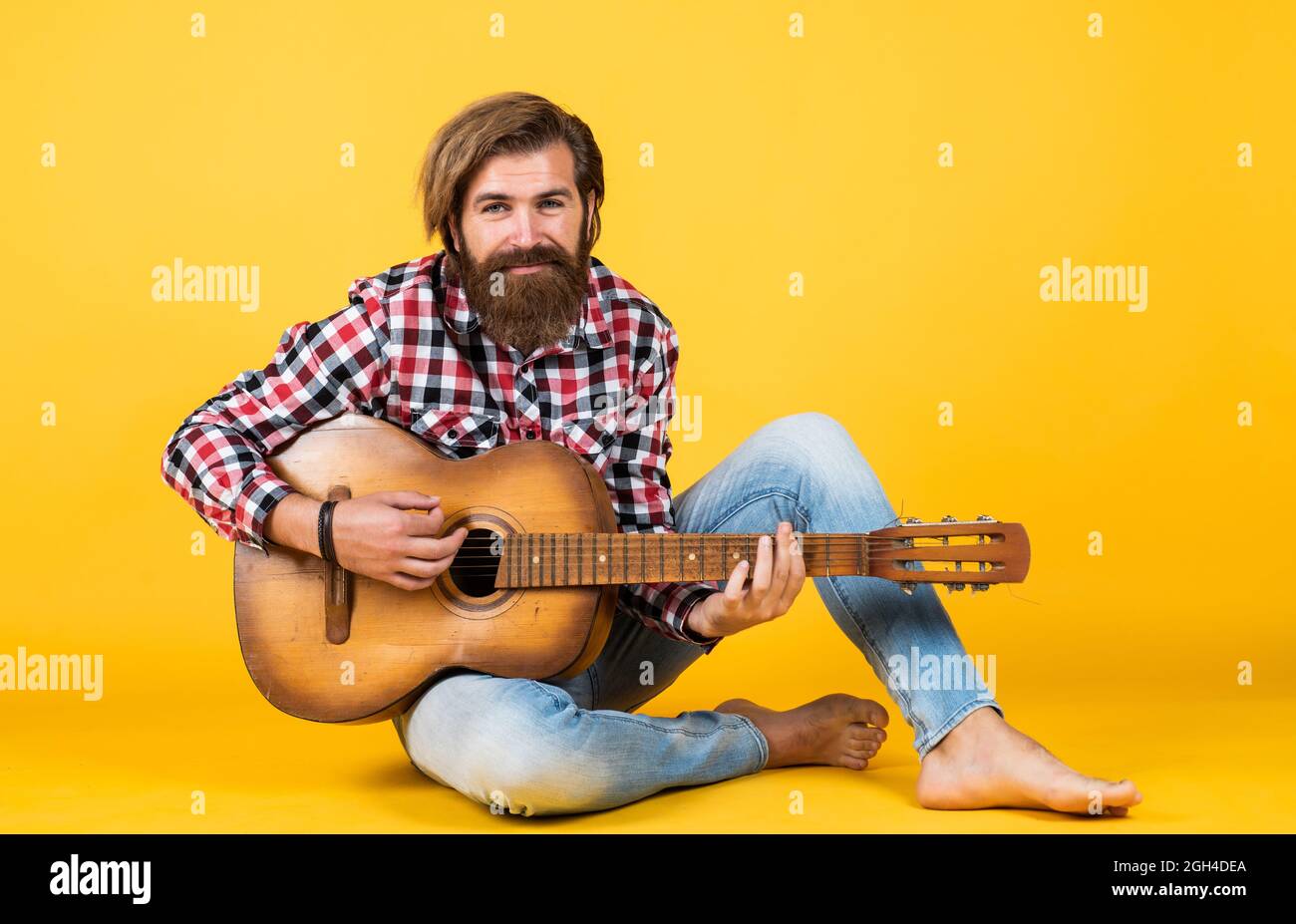 hipster homme jouant la guitare acoustique. style country. homme portant  une chemise à carreaux et une guitare. jouer un instrument de musique à  cordes Photo Stock - Alamy