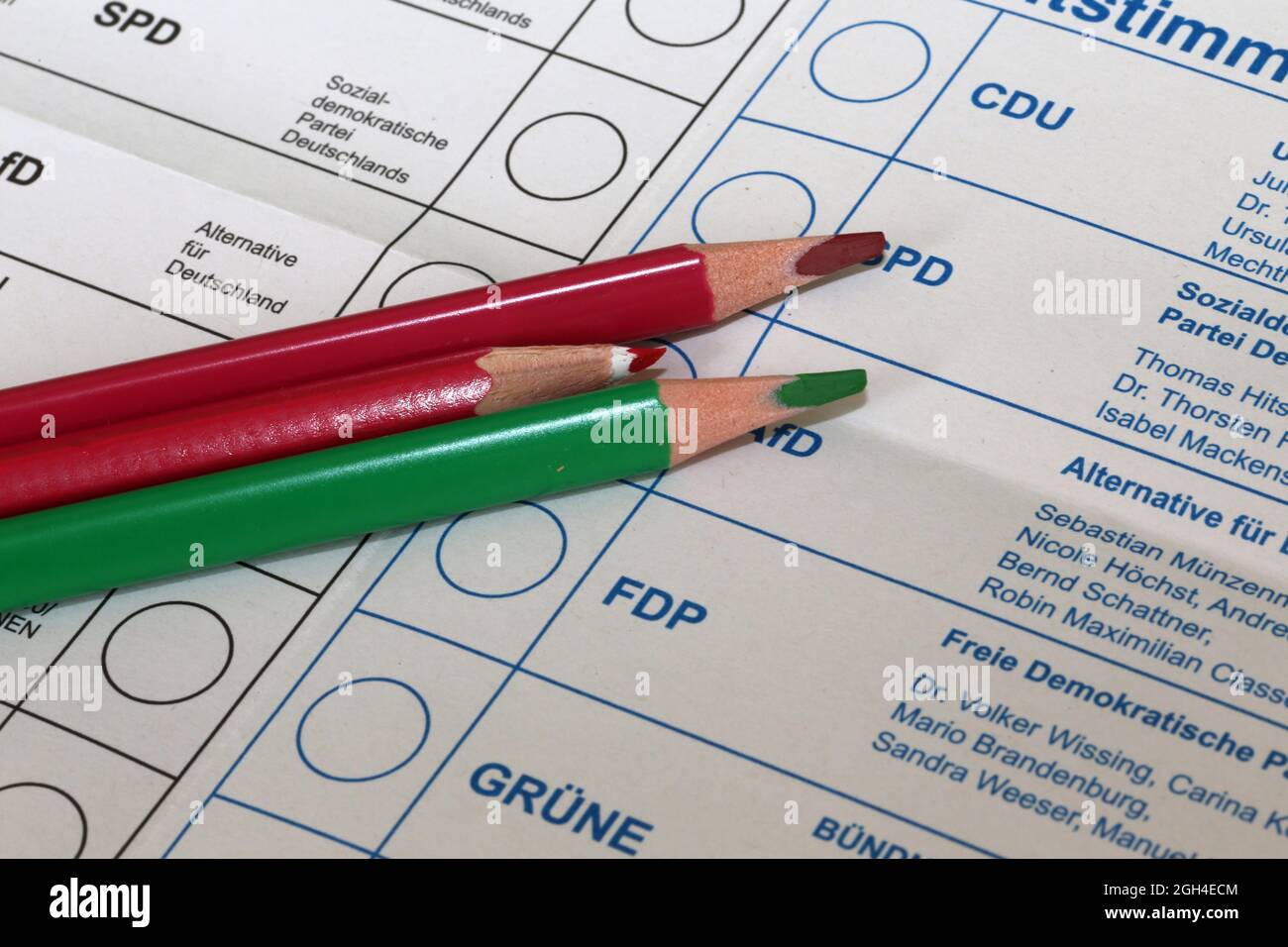 Image symbole Rouge-Rouge-Vert (Allemagne): Bulletin de vote pour l'élection du Bundestag du 26 septembre 2021 avec deux crayons rouges et un vert Banque D'Images