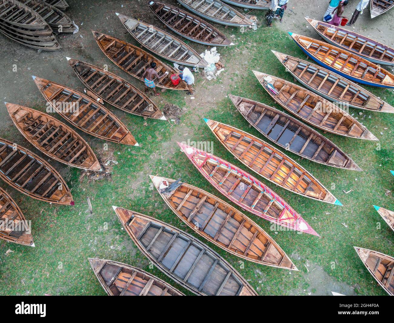 Manikganj, Dhaka, Bangladesh. 5 septembre 2021. Alors que la mousson menace le district de Manikganj, Dhaka, Bangladesh, les constructeurs de bateaux dans le district ont été très occupés à construire des bateaux qui sont largement utilisés comme navires dans les zones rurales au cours de cette saison. La demande de Dingi et de Khosa Nauka (petit bateau) a augmenté pour le mouvement régulier des personnes dans les zones exposées aux inondations. Des acheteurs de l'extérieur du district, y compris Savar et Aminbazar de Dhaka, throng Ghior haat, Manikganj pour acheter des bateaux. Sur ce marché traditionnel, des centaines de bateaux en bois fabriqués à la main sont mis en vente sur l'herbe à un mar Banque D'Images