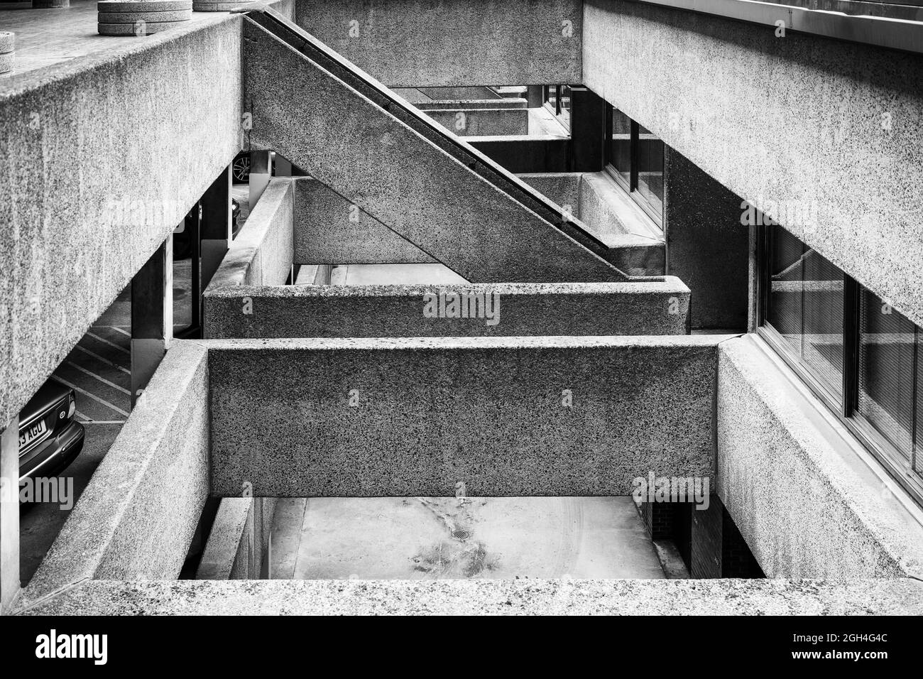 Vue sur l'architecture brutaliste du Barbican Center à Londres EC2 Angleterre Royaume-Uni Banque D'Images