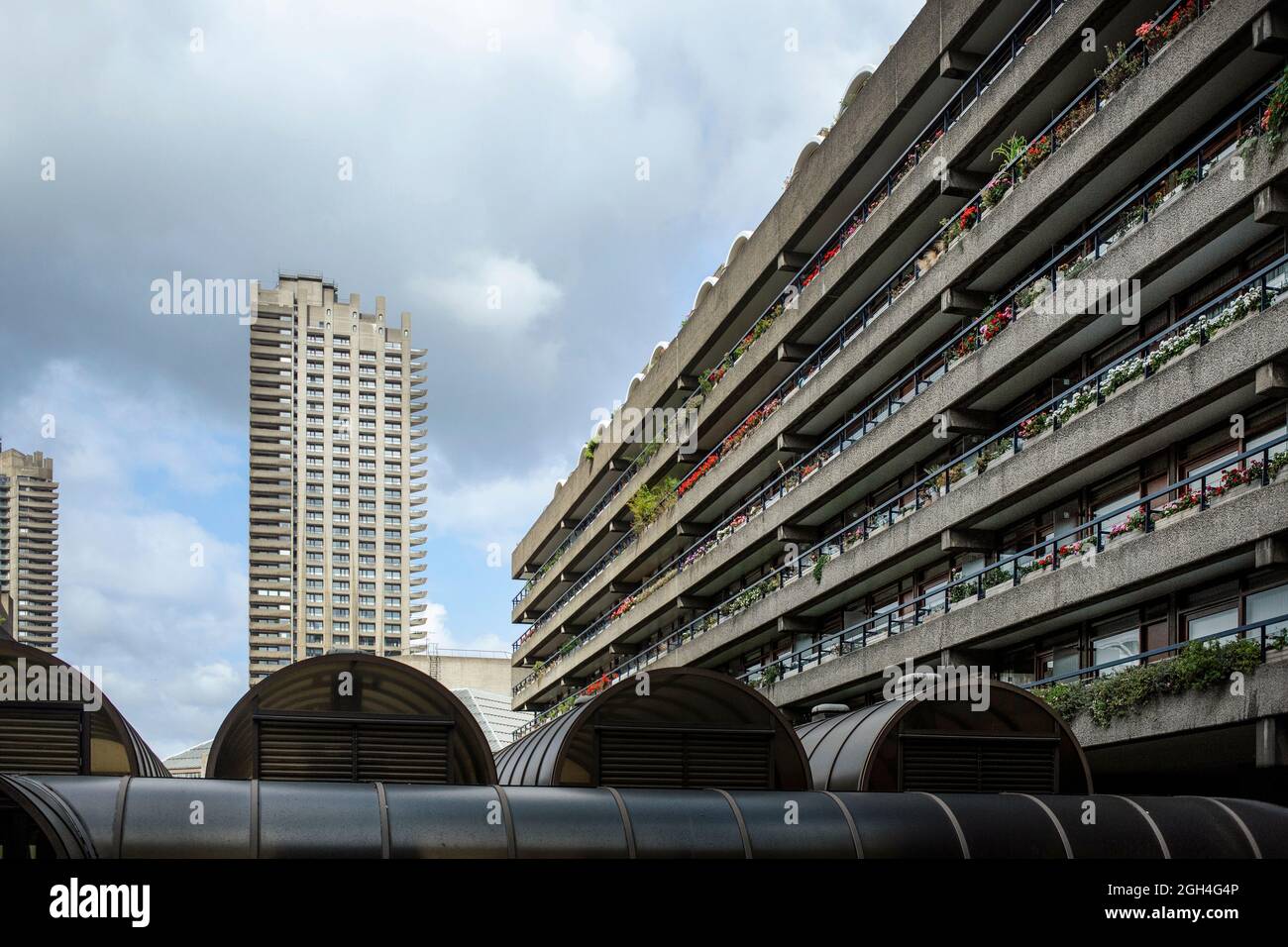 Vue sur l'architecture brutaliste du Barbican Center à Londres EC2 Angleterre Royaume-Uni Banque D'Images
