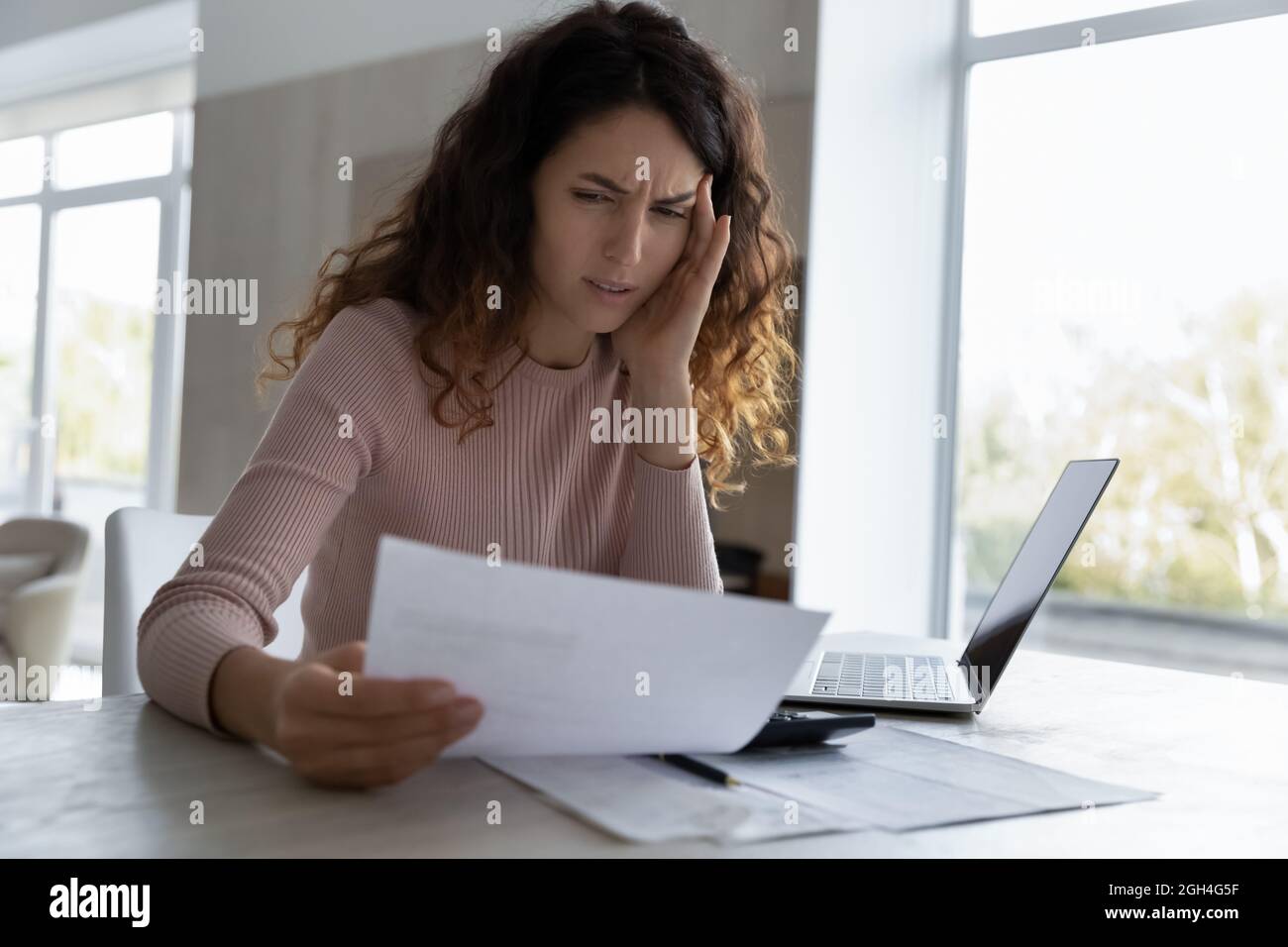 Une jeune femme hispanique nerveuse et malheureuse obtient un refus de prêt bancaire. Banque D'Images