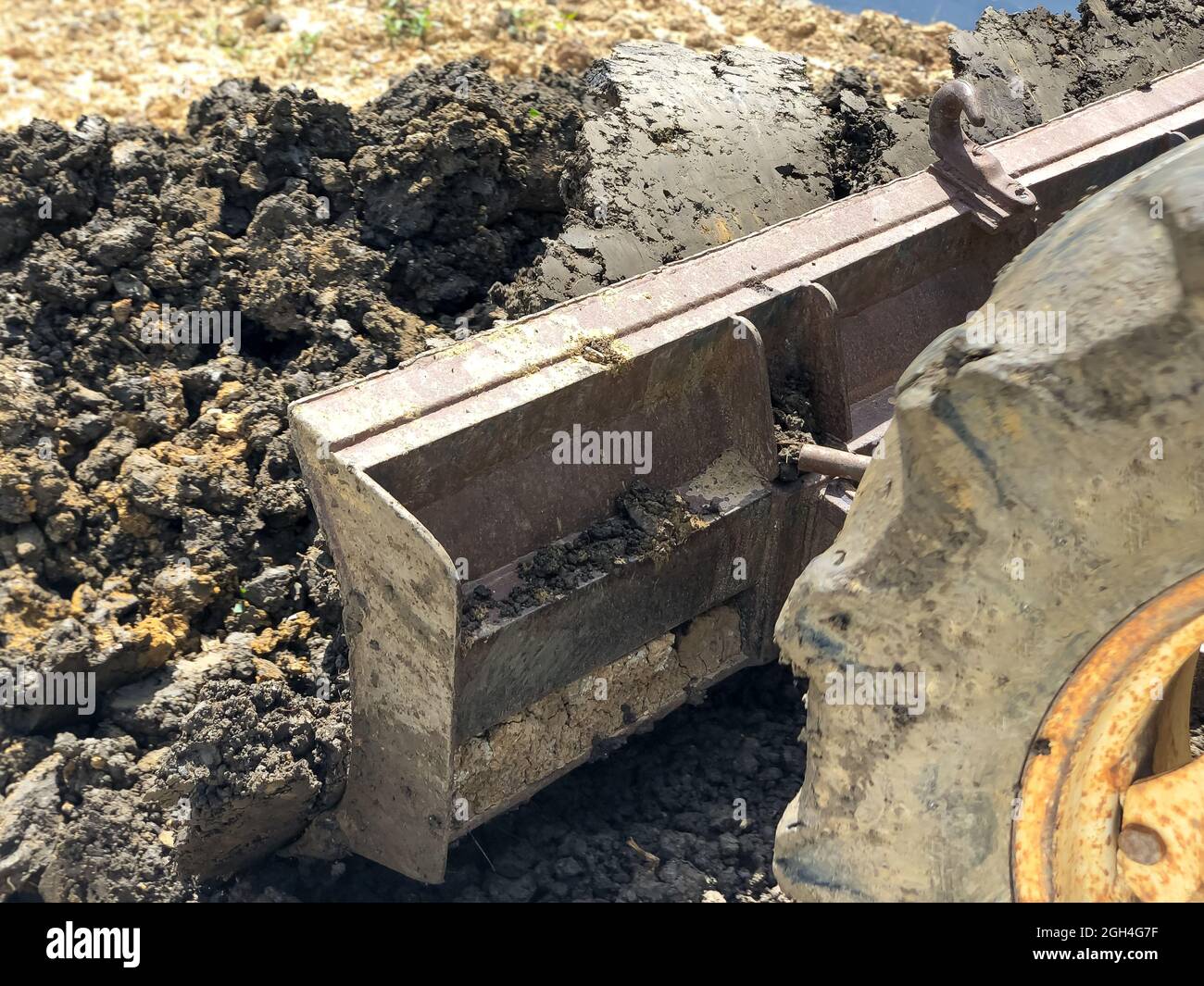 Le tracteur règle le sol. Banque D'Images