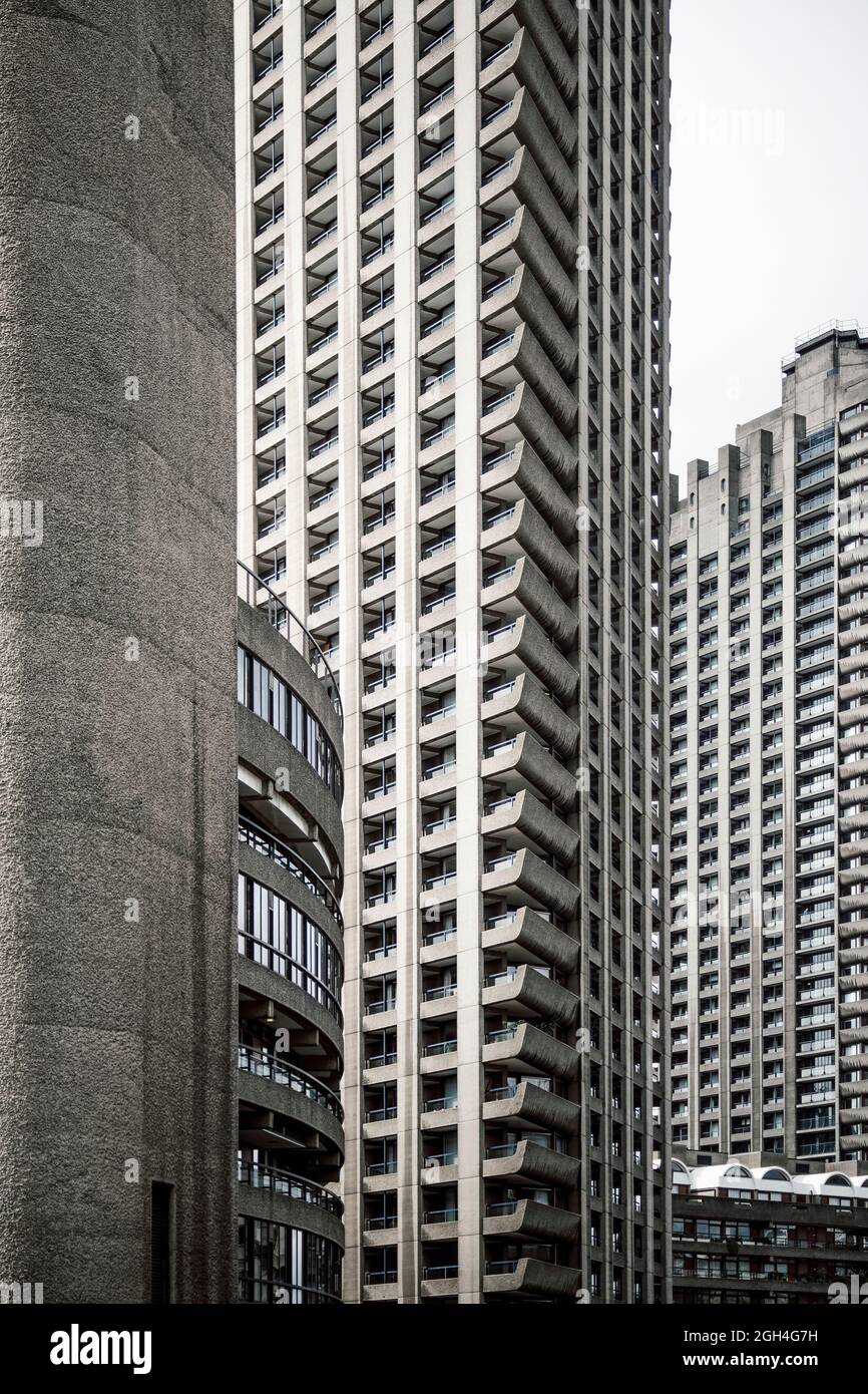 Vue sur l'architecture brutaliste du Barbican Center à Londres EC2 Angleterre Royaume-Uni Banque D'Images