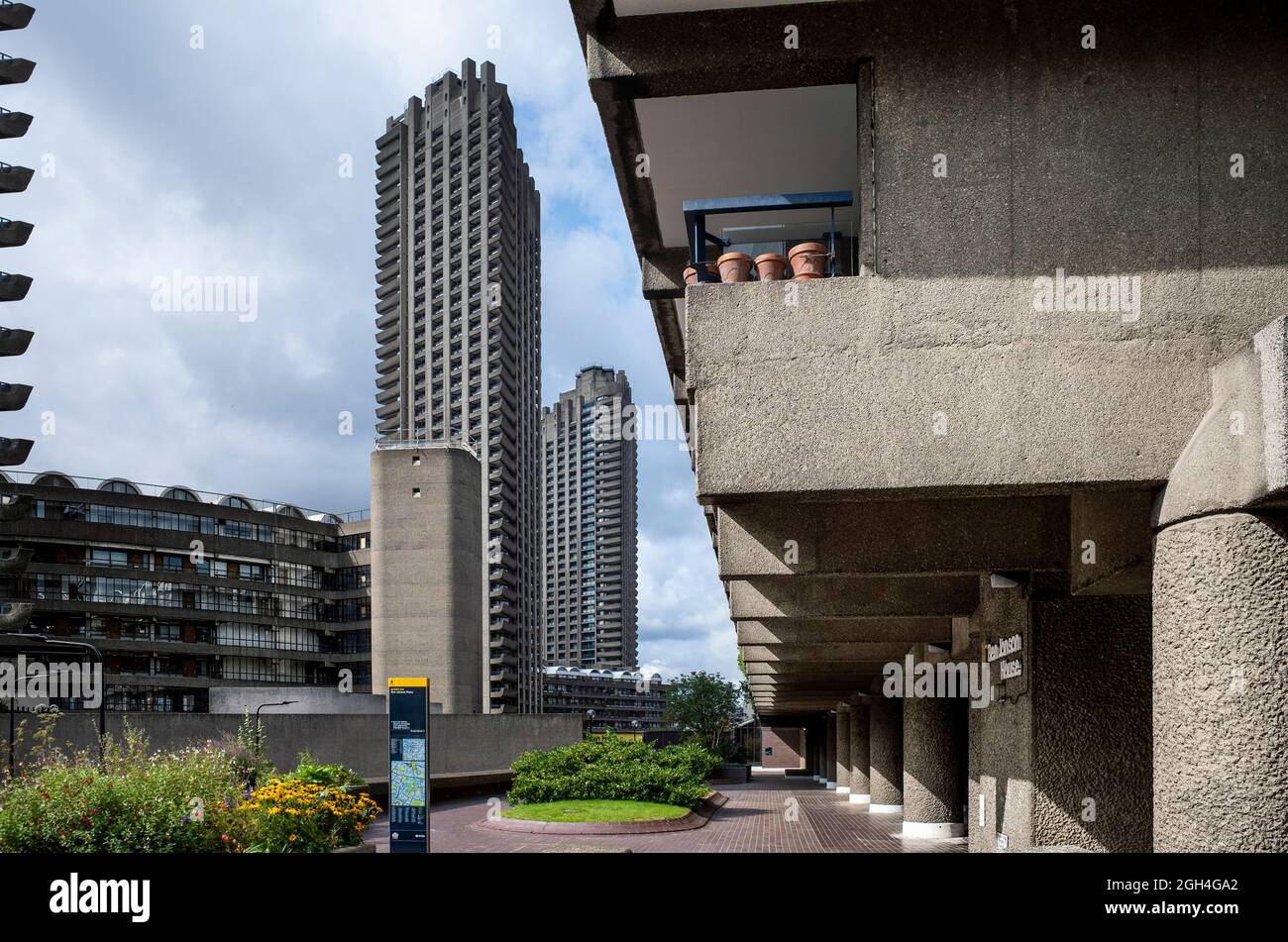 Vue sur l'architecture brutaliste du Barbican Center à Londres EC2 Angleterre Royaume-Uni Banque D'Images