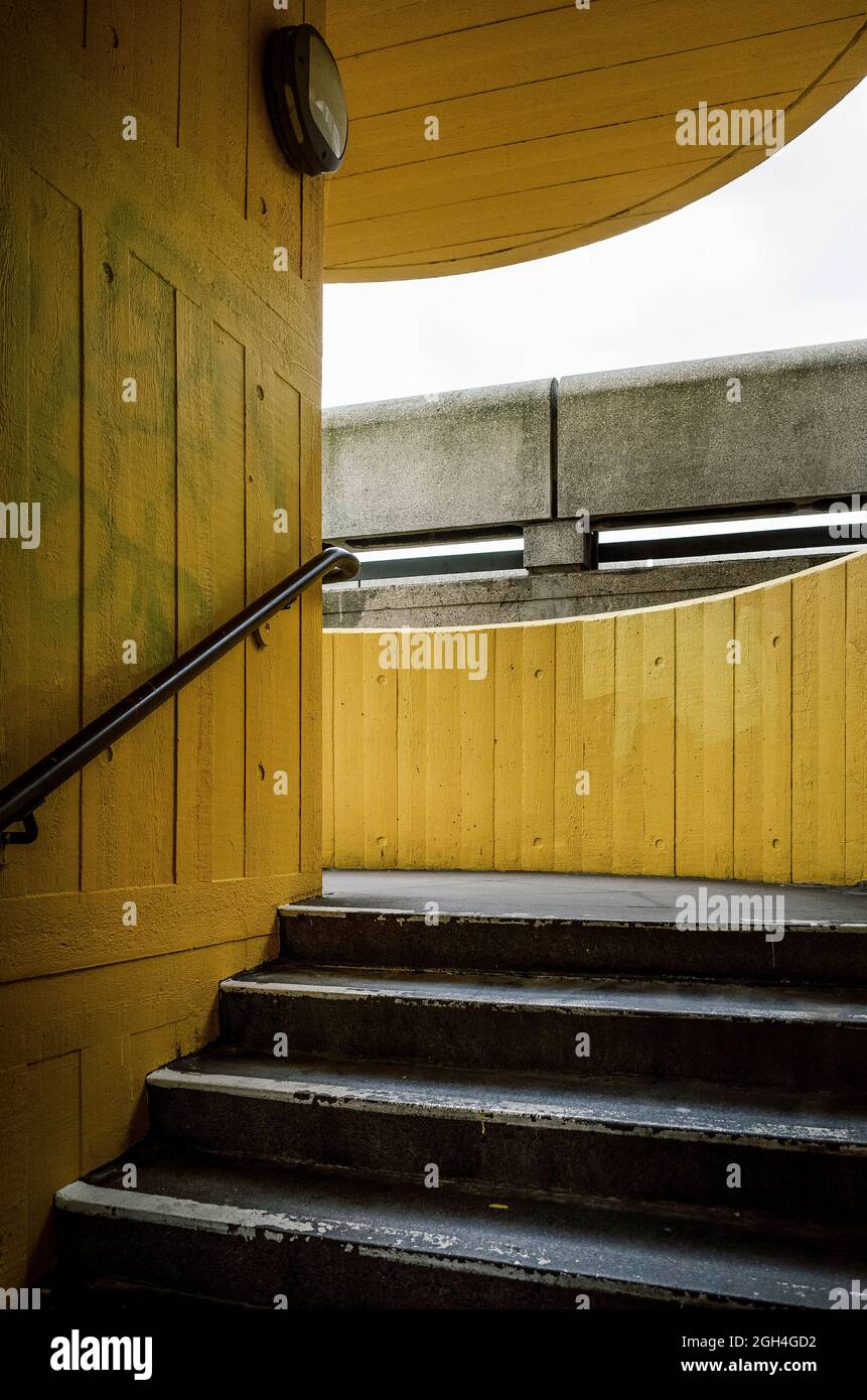 Escaliers et escalier de bâtiments brutalistes et architecture de Denys Lasdun au Théâtre National de Londres Angleterre Banque D'Images