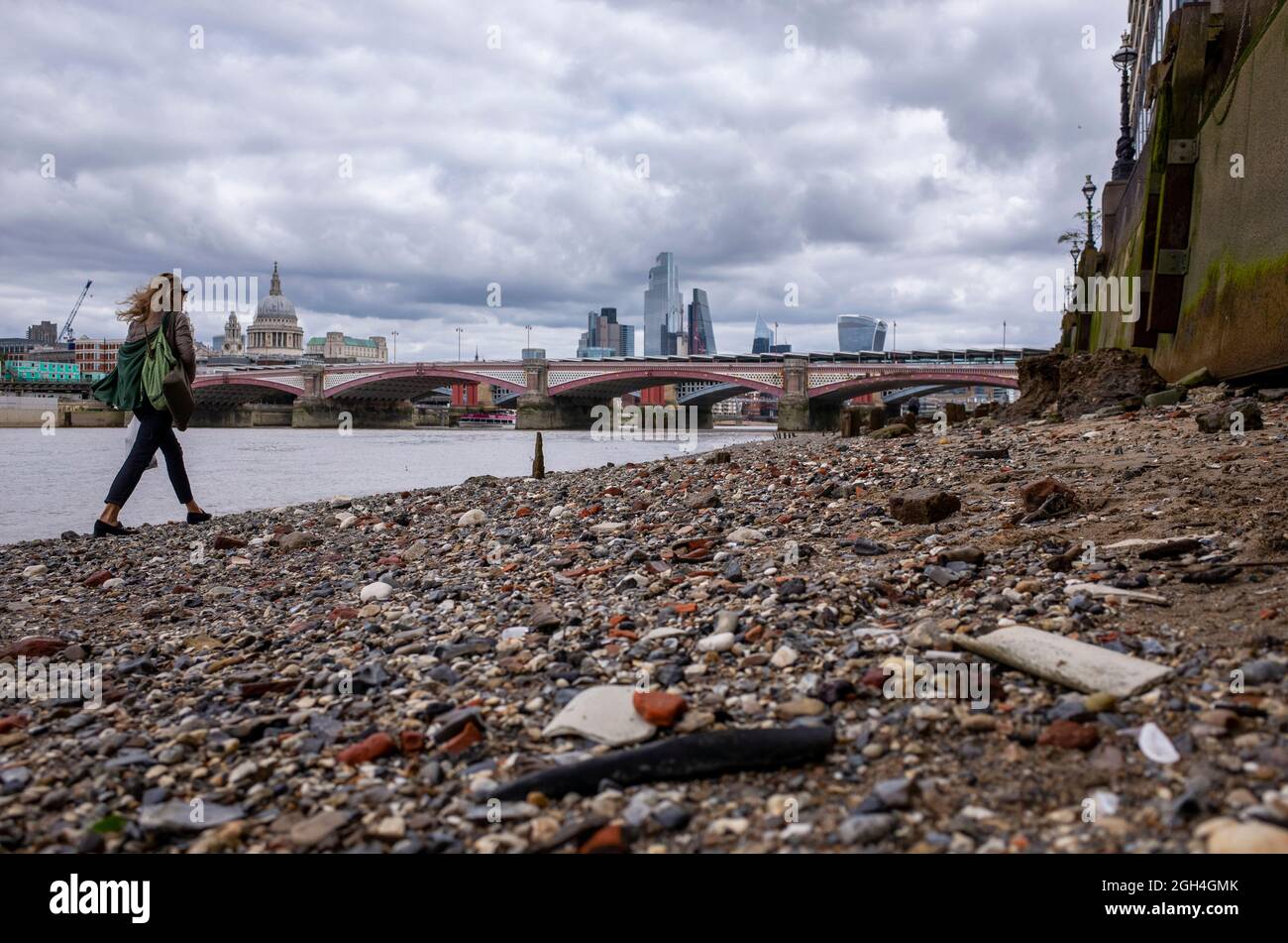 Photographies documentaires de la Tamise à marée basse à Bankside Londres Banque D'Images