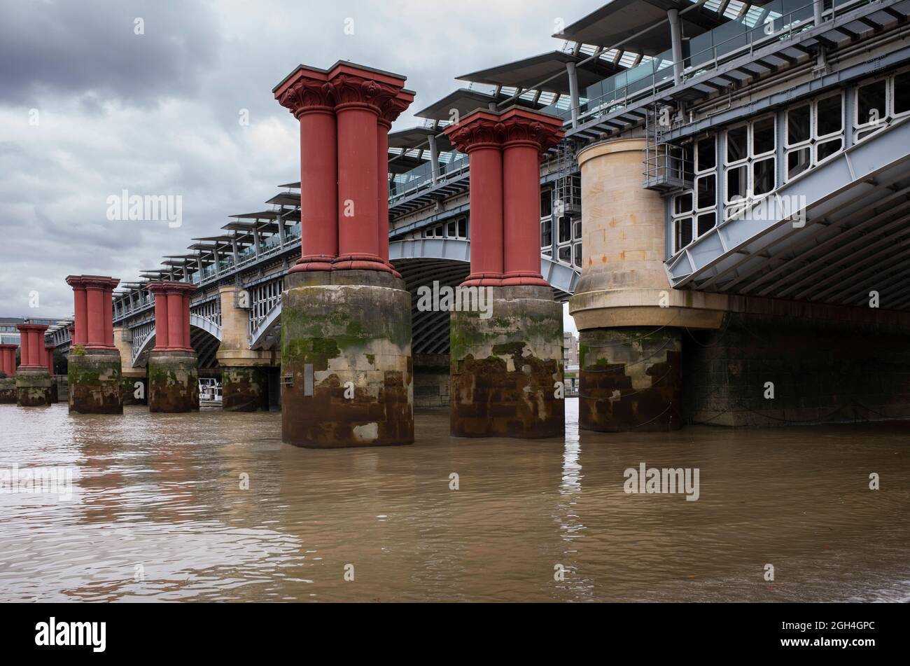 Démantelé et actuel pont ferroviaire à Blackfriars Londres Angleterre Royaume-Uni Banque D'Images