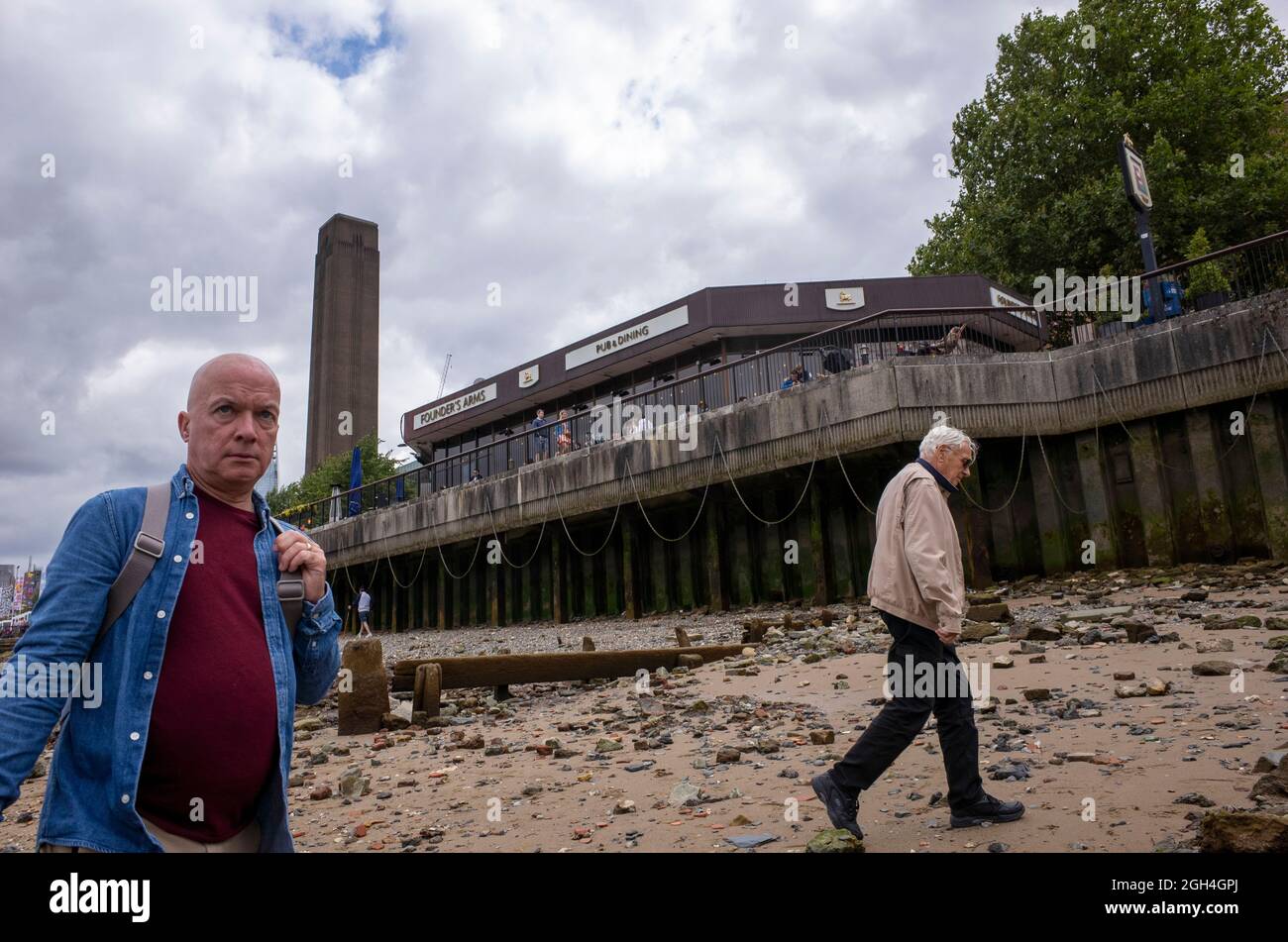 Photographies documentaires de la Tamise à marée basse à Bankside Londres Banque D'Images