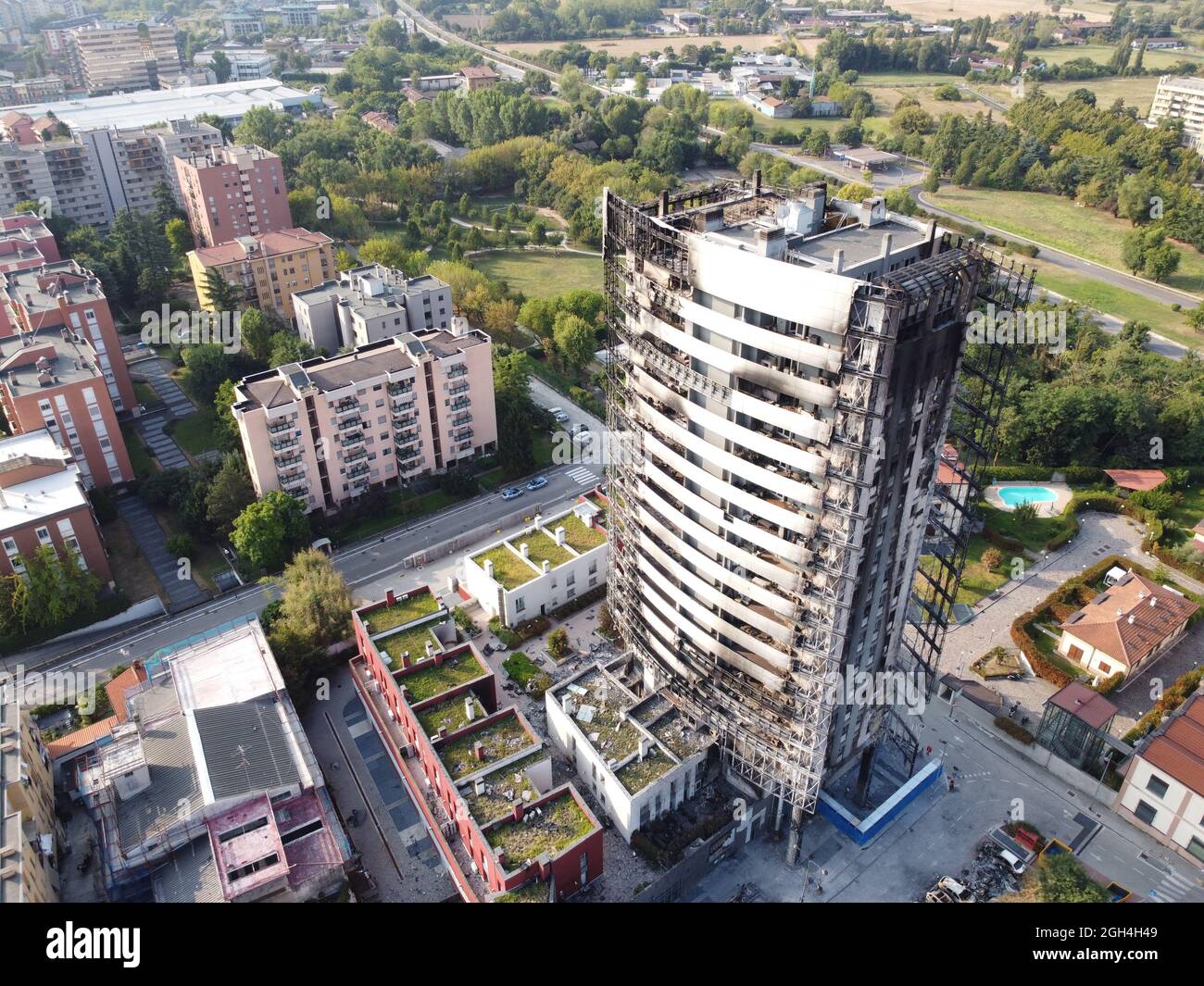 Milan, Italie - 5 septembre 2021 : vue sur la rue du gratte-ciel brûlé Torre dei Moro à Milan, après l'incendie du 29 août 2021. Banque D'Images