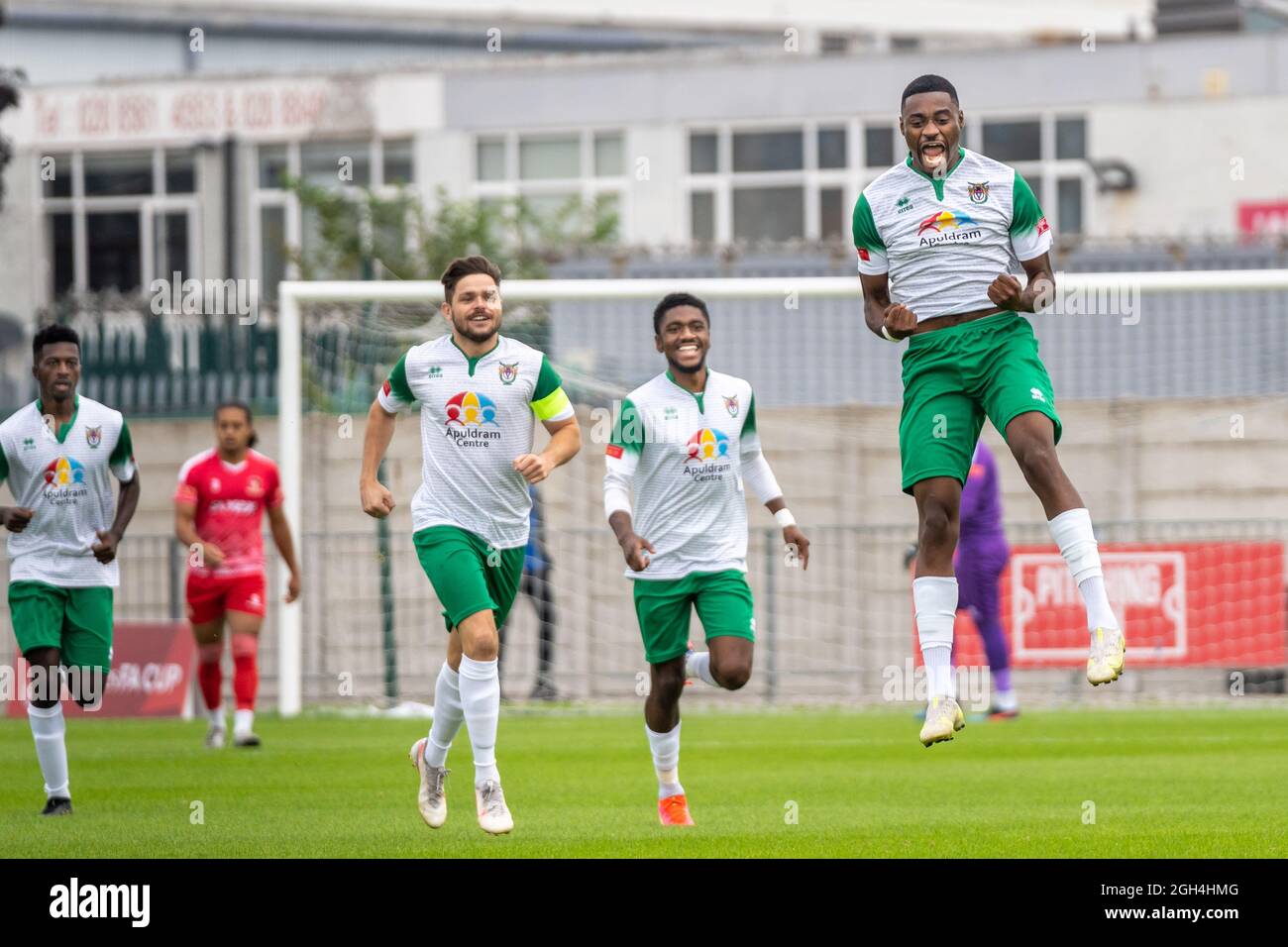 Hayes et Yeading, Royaume-Uni, 4 septembre 2021. Le buteur Jordy Mongoy dirige les membres de l'équipe alors qu'il saute dans les airs pour célébrer le premier but après 52 secondes d'un premier match de la coupe Emirates FA. Football (football) avec Hayes & Yeading FC contre Bognor Regis Town FC. Crédit : Lyn Phillips/Alay Live News Banque D'Images