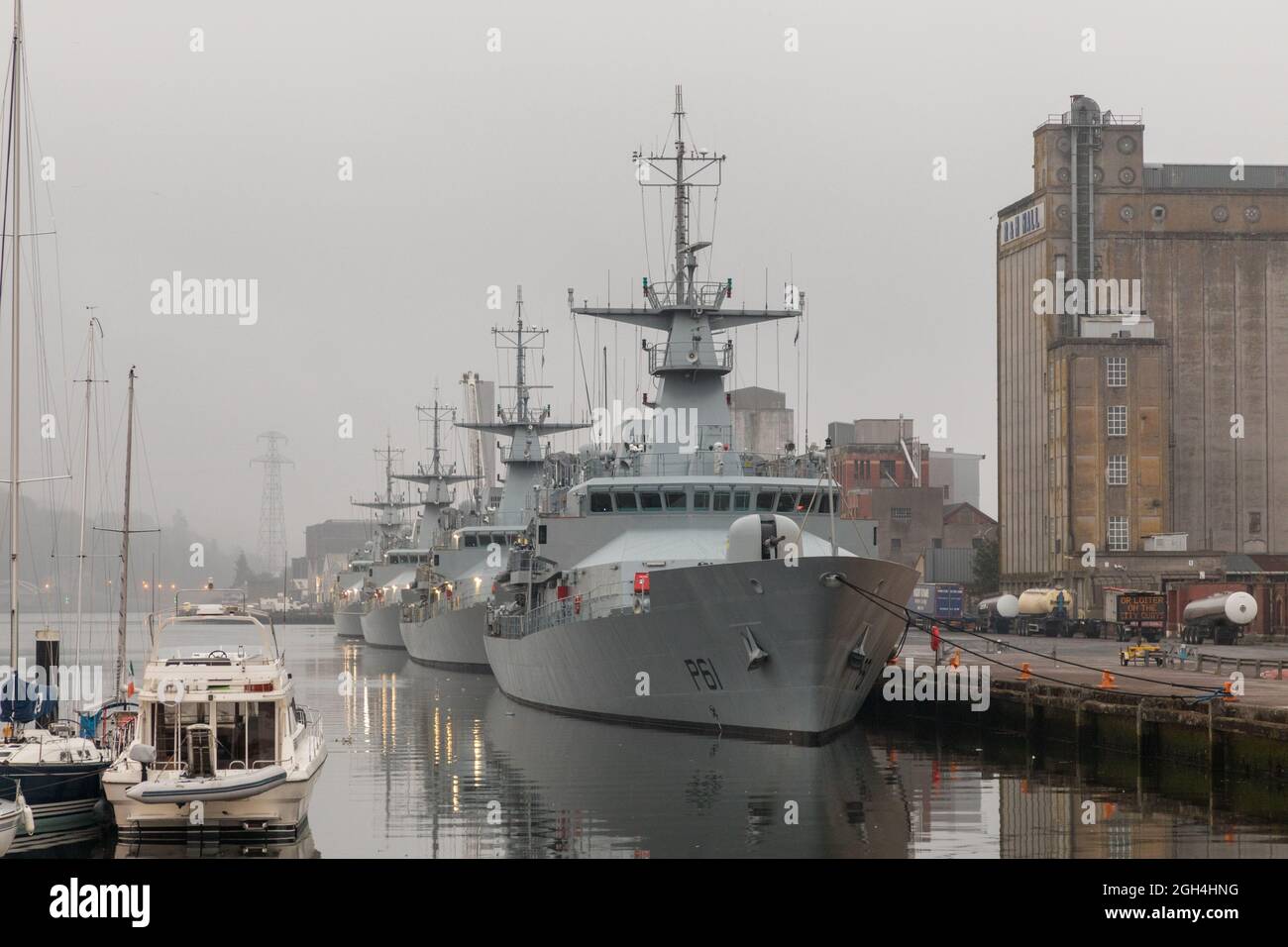 Cork, Cork, Irlande. Le 05 septembre 2021. Les navires du Service naval, LÉ Samual Beckett, LÉ James Joyce, LÉ William Butler Yeats et LÉ George Bernard Shaw, à leur poste d'amarrage sur Kennedy Quay, après avoir navigué dans le centre-ville de Cork pour soutenir la Journée nationale des services et pour marquer le 75e anniversaire du Service naval à Cork en Irlande. - photo; David Creedon / Alamy Live News Banque D'Images