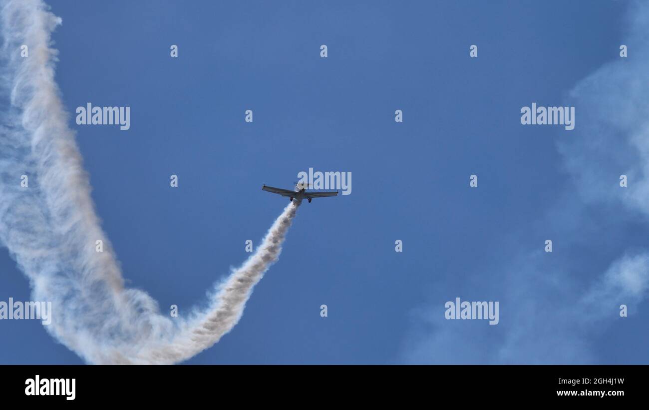 Ferrara Italie 27 JUIN 2021 le petit avion s'élève verticalement dans le ciel bleu avec un sentier de fumée blanche. Corby CJ-1 Starlet monoplace, avion de construction amateur des années 1960 Banque D'Images