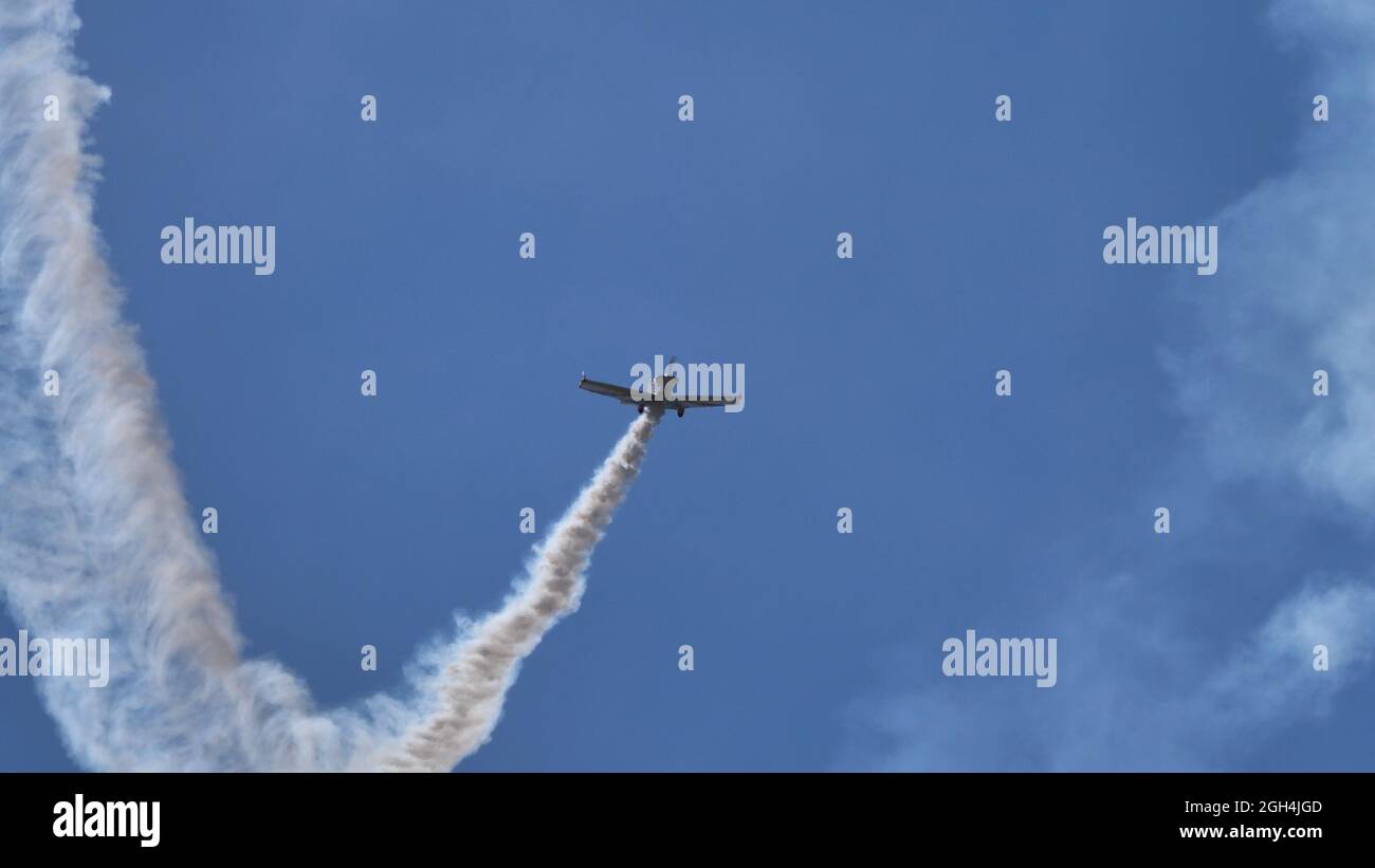 Ferrara Italie 27 JUIN 2021 avion Aerobatic en vol dans le ciel bleu. Corby CJ-1 Starlet monoplace, avion de construction amateur des années 1960 Banque D'Images