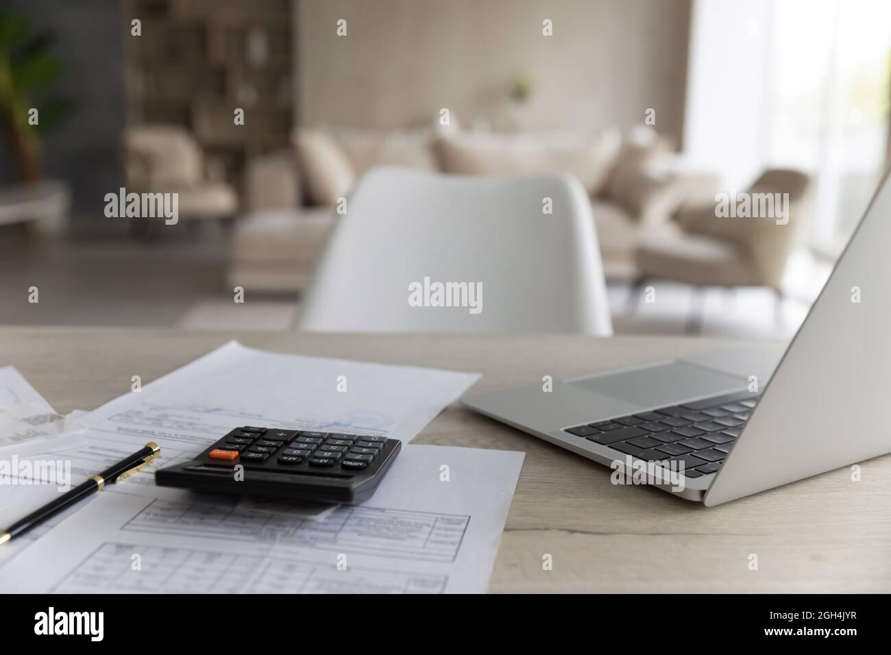 Gros plan sur une table de travail vide avec des factures d'ordinateur et de papier. Banque D'Images