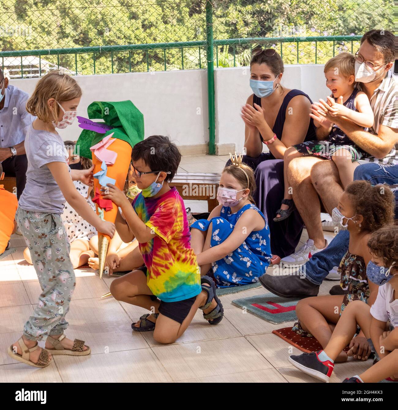 Jeune fille présentant le cône de l'école allemande traditionnelle le premier jour de l'école primaire, Kompass International School, le Caire, Egypte Banque D'Images