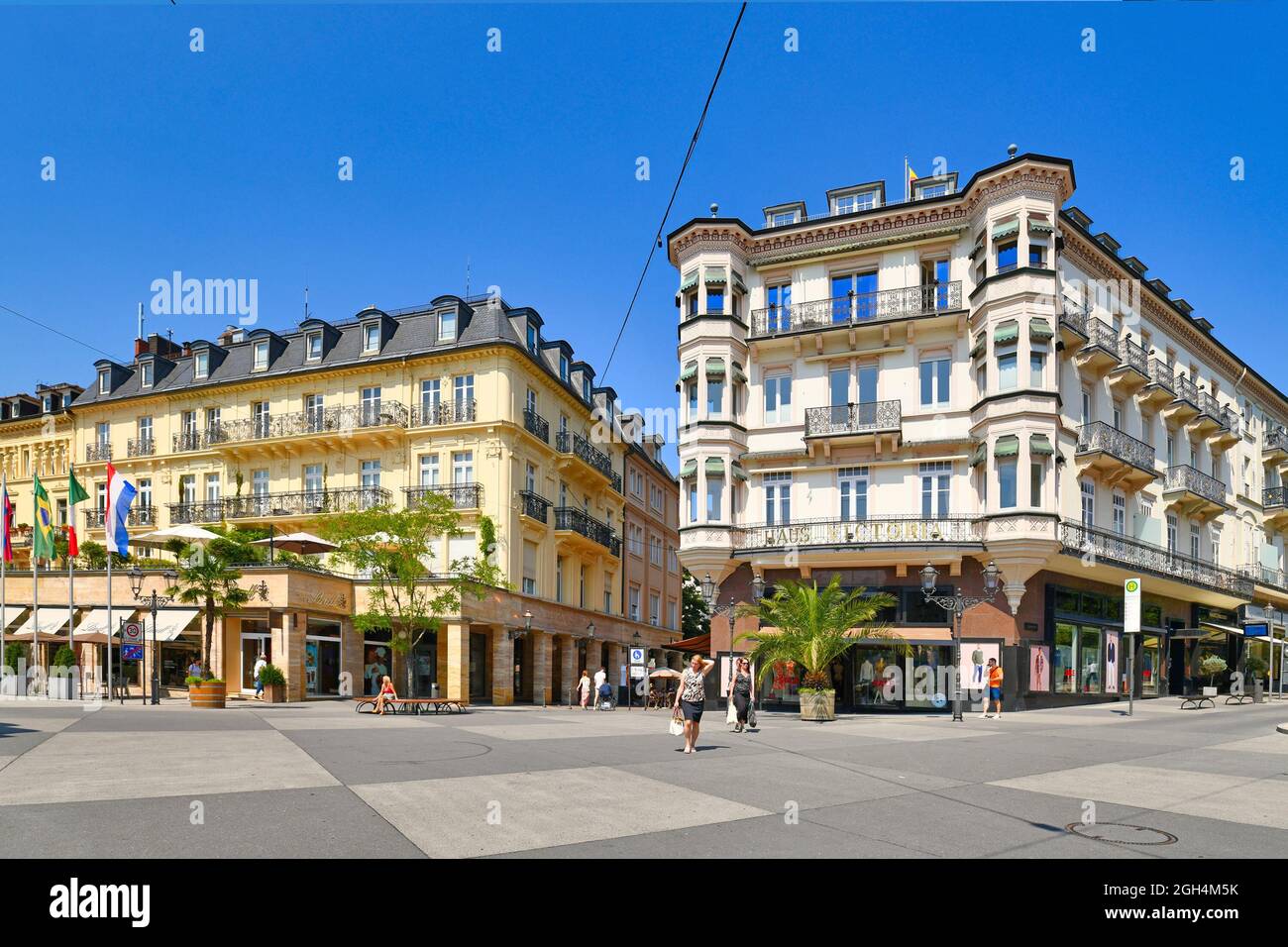 Baden-Baden, Allemagne - juillet 2021 : place de la ville appelée « Leopoldsplatz » dans le centre historique de la ville thermale de Baden-Baden par une belle journée d'été Banque D'Images