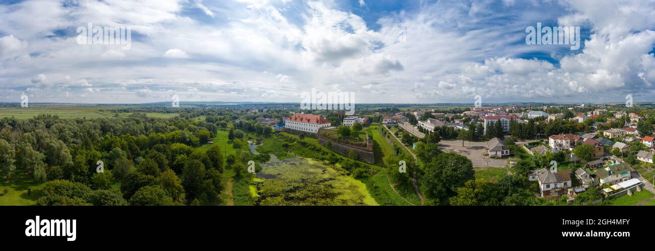 Le beau château médiéval de Dubno en Ukraine vue panoramique aérienne Banque D'Images