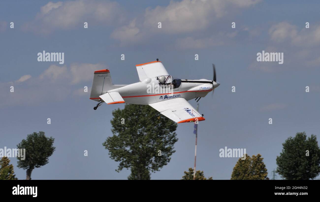 Ferrara Italie JUIN, 27, 2021 petit avion aérobie à hélice volant à basse altitude avec des arbres en arrière-plan. Corby CJ-1 Starlet monoplace, avion de construction amateur des années 1960 Banque D'Images
