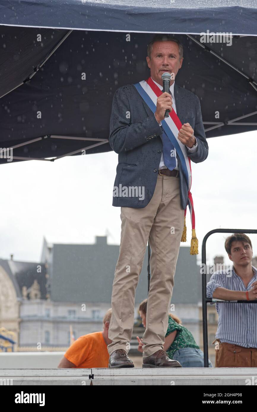 Paris, France. 4 septembre 2021. Le chef de Debout la France et le député Nicolas Dupont-Aignan parlent lors de la manifestation contre la dernière mesure sanitaire. Banque D'Images