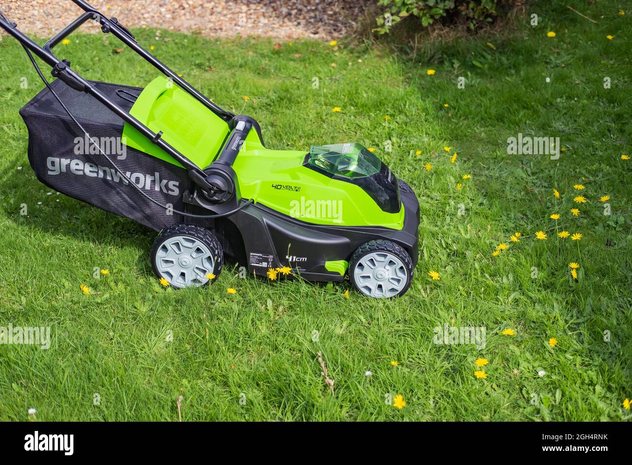 Norwich, Norfolk, Royaume-Uni – septembre 4 2021. Gros plan d'une tondeuse à batterie greenworks 40 v utilisée pour couper la longue herbe d'un jardin domestique. Banque D'Images