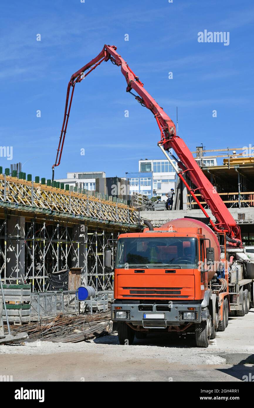 Camion-pompe à béton sur le chantier Banque D'Images