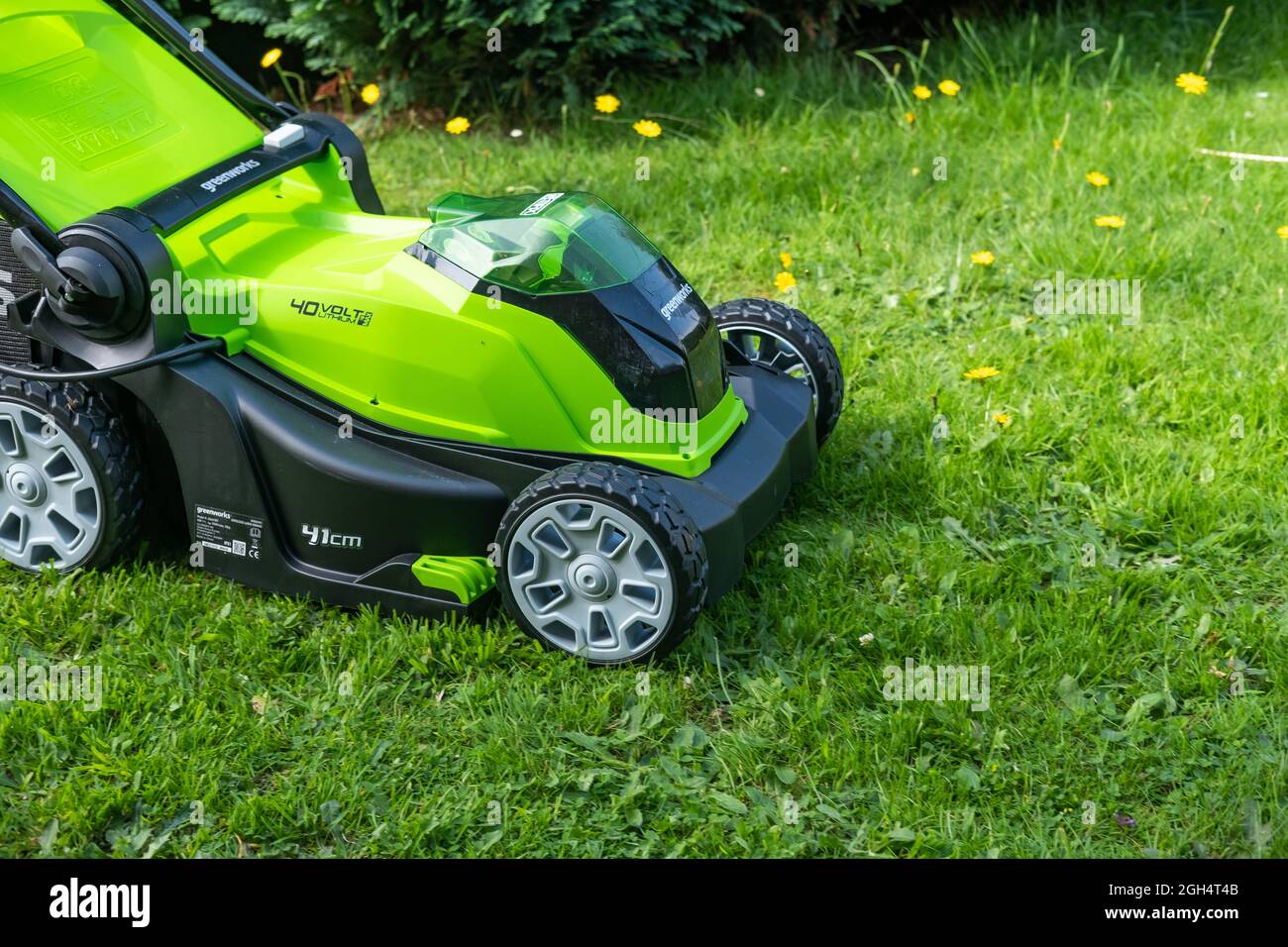 Norwich, Norfolk, Royaume-Uni – septembre 4 2021. Gros plan d'une tondeuse à batterie greenworks 40 v utilisée pour couper la longue herbe d'un jardin domestique. Banque D'Images