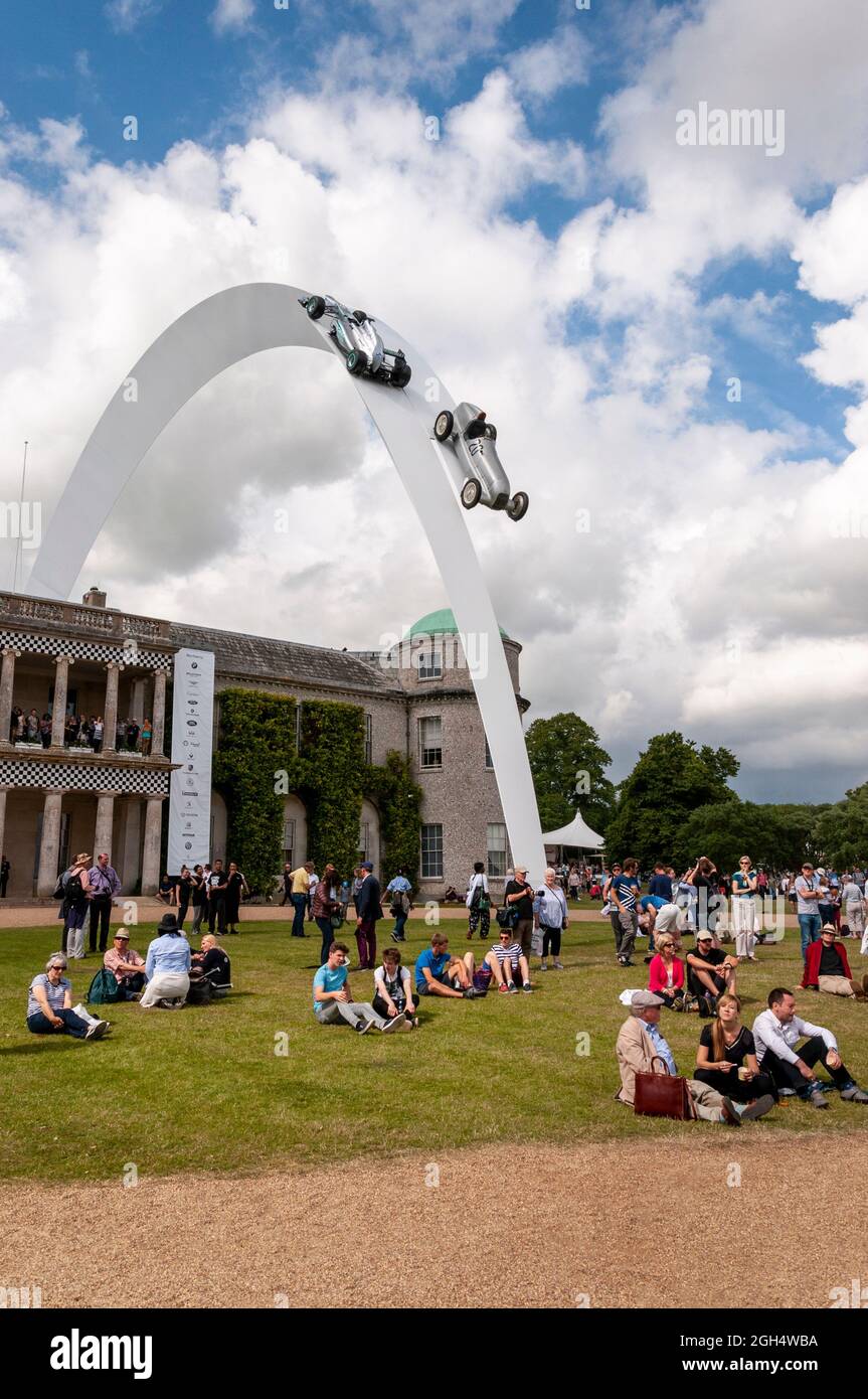 La sculpture du festival Goodwood de vitesse 2014 couvre l'histoire de Mercedes. Sculpture centrale de Gerry Judah Banque D'Images